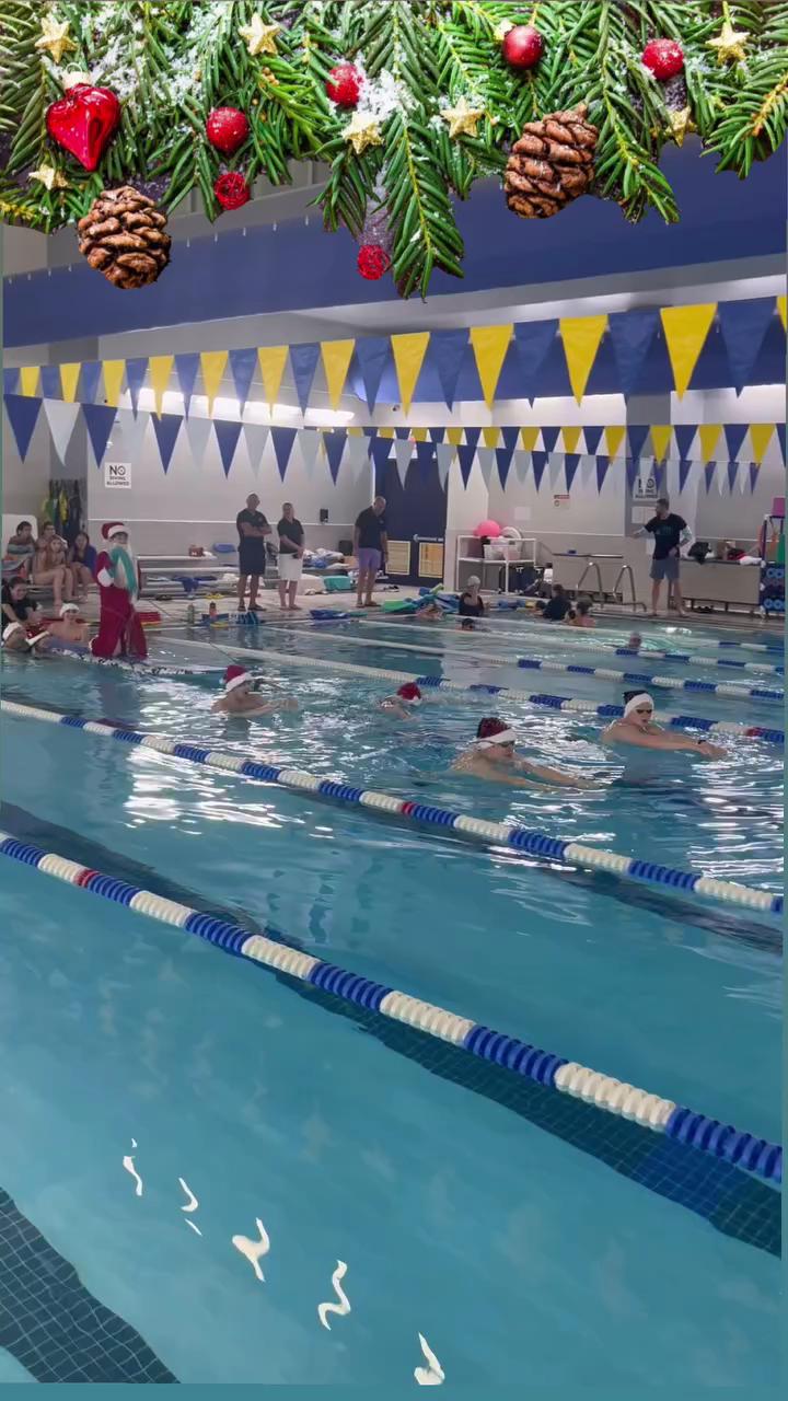 수영장에 나타난 산타와 루돌프🎅🏻 이미지