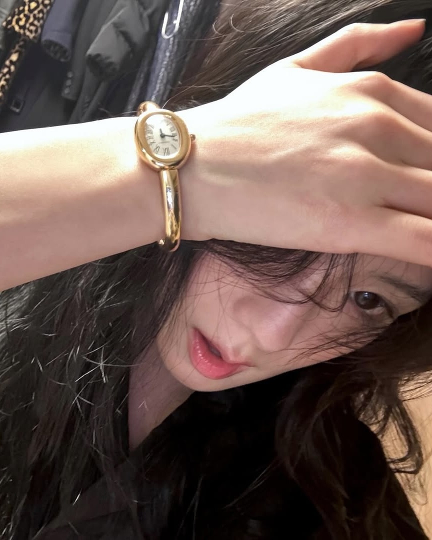 셀럽들의 까르띠에 시계⌚️✨

강민경, 안소희, 김나영, 블랙핑크 지수, 한가인 등 여러 셀럽들의 손목에는 이 시계가 있습니다. 바로 까르띠에 베누아 워치인데요. 베누아 컬렉션은 귀족들의 전유물이었던 목욕 문화 중 욕조에서 영감을 받아 만들어진 타원형 모양의 시계입니다.

베누아 라인은 크게 스트랩에 따라 무드가 달라지는데요. 지수와 김나영, 한가인은 뱅글 타입의 베누아 워치를 착용했습니다. 뱅글 베누아는 골드 브레이슬릿 특유의 화려함으로 시계로도, 액세서리로도 모두 연출할 수 있습니다. 뱅글 베누아 미니 기준 가격은 1천8백만 원대입니다.

강민경과 안소희는 가죽 브레이슬릿 베누아 워치를 착용했습니다. 가죽은 뱅글보다 캐주얼하게 데일리로 착용할 수 있죠. 베누아 미니 가죽 브레이슬릿은 1천만 원대입니다.

스트랩에 따라, 다이아 세팅에 따라 다양하게 연출 가능한 까르띠에 베누아 워치. 까르띠에 시계 구매를 생각 중이시라면 베누아 컬렉션도 꼭 구경해 보세요! 이미지