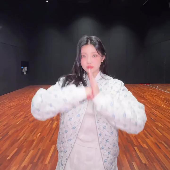 핫걸들은 챌린지 이거 찍음❤️‍🔥
걸그룹이 말아주는 요즘 챌린지 모음✨ 이미지