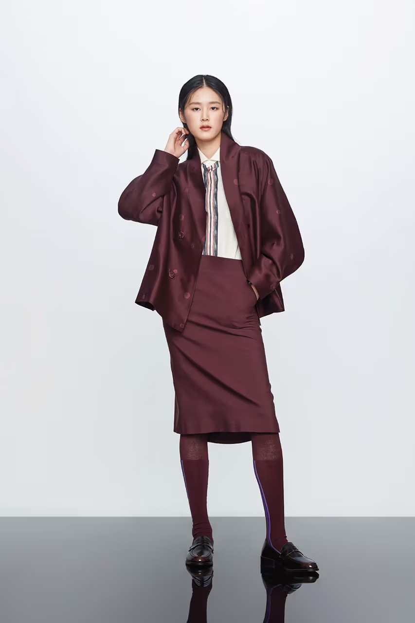 매월 마지막 수요일, '한복입는 날' 지정🇰🇷

정부가 매달 마지막 주 수요일을 '한복입는 날'로 지정해 공무원 등이 한복을 입고 출근하도록 장려합니다. '한복입는 날'에 정부·지자체·공공기관에서 정기적으로 한복을 근무복으로 입는 계기를 확보하겠다는 방침입니다.

박물관, 미술관, 해외문화원, 공공시설 대상으로 안내 직원 등 대민 접점이 많은 직무 분야부터 한복 근무복을 우선 도입한다는 계획을 내놓았으며, 전통문화기업에 특화한 금융·투자 지원 제도를 신설하는 등 전통문화산업 분야 연구개발(R&D)과 금융 지원도 확대할 방침입니다. 이미지