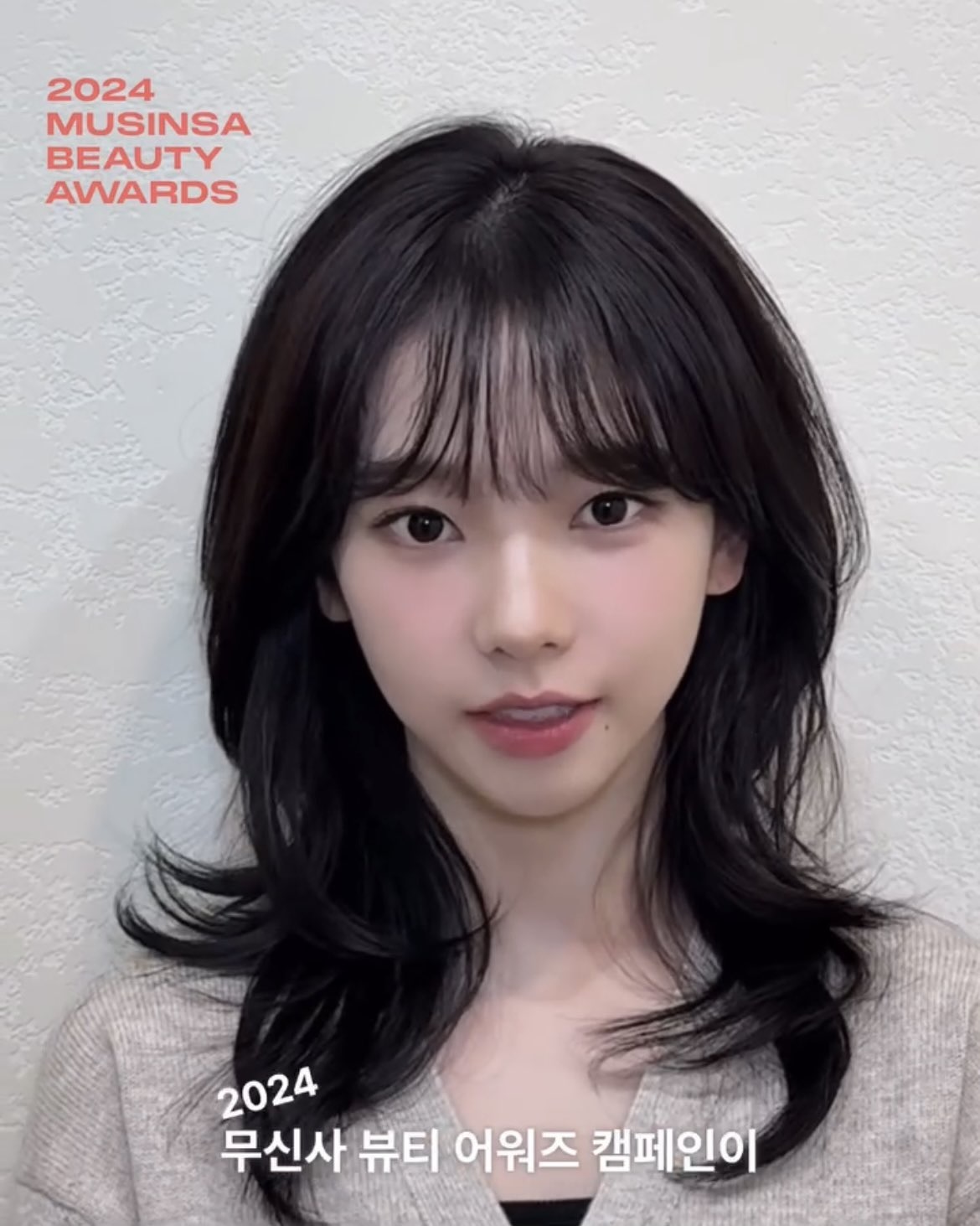 중단발 하고 싶을 땐🤔

헤어스타일을 바꿀 때마다 하는 고민이 있죠. 머리 기장을 어떻게 해야 할까? 단발은 부담스럽고, 상한 머리는 잘라내야 하고. 이럴 때 좋은 대안이 중단발 스타일이죠. 셀럽들도 같은 고민을 하는 걸까요? 중단발 스타일이 곳곳에서 보이고 있습니다.

어제 화제의 무대를 마친 에스파 카리나와 아이브 안유진. 둘 다 중단발 기장의 컬이 살짝 들어간 헤어를 연출했죠. 에스파 닝닝과 윈터도 중단발 시절이 있었고요. 웬디와 수지의 중단발은, 여자라면 한 번쯤 이들의 사진을 들고 미용실에 간 적이 있을 거예요. 

태연은 차분한 스타일의 중단발을, 강민경은 볼륨감이 많이 들어간 중단발을 연출했네요. 마음에 드는 셀럽들의 중단발 스타일이 있다면, 이 게시물을 저장하고 미용실로 가봅시다! 이미지2