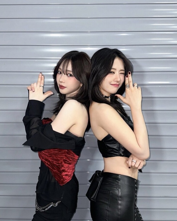 중단발 하고 싶을 땐🤔

헤어스타일을 바꿀 때마다 하는 고민이 있죠. 머리 기장을 어떻게 해야 할까? 단발은 부담스럽고, 상한 머리는 잘라내야 하고. 이럴 때 좋은 대안이 중단발 스타일이죠. 셀럽들도 같은 고민을 하는 걸까요? 중단발 스타일이 곳곳에서 보이고 있습니다.

어제 화제의 무대를 마친 에스파 카리나와 아이브 안유진. 둘 다 중단발 기장의 컬이 살짝 들어간 헤어를 연출했죠. 에스파 닝닝과 윈터도 중단발 시절이 있었고요. 웬디와 수지의 중단발은, 여자라면 한 번쯤 이들의 사진을 들고 미용실에 간 적이 있을 거예요. 

태연은 차분한 스타일의 중단발을, 강민경은 볼륨감이 많이 들어간 중단발을 연출했네요. 마음에 드는 셀럽들의 중단발 스타일이 있다면, 이 게시물을 저장하고 미용실로 가봅시다! 이미지