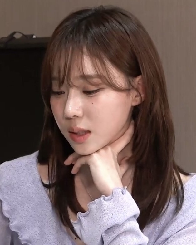 중단발 하고 싶을 땐🤔

헤어스타일을 바꿀 때마다 하는 고민이 있죠. 머리 기장을 어떻게 해야 할까? 단발은 부담스럽고, 상한 머리는 잘라내야 하고. 이럴 때 좋은 대안이 중단발 스타일이죠. 셀럽들도 같은 고민을 하는 걸까요? 중단발 스타일이 곳곳에서 보이고 있습니다.

어제 화제의 무대를 마친 에스파 카리나와 아이브 안유진. 둘 다 중단발 기장의 컬이 살짝 들어간 헤어를 연출했죠. 에스파 닝닝과 윈터도 중단발 시절이 있었고요. 웬디와 수지의 중단발은, 여자라면 한 번쯤 이들의 사진을 들고 미용실에 간 적이 있을 거예요. 

태연은 차분한 스타일의 중단발을, 강민경은 볼륨감이 많이 들어간 중단발을 연출했네요. 마음에 드는 셀럽들의 중단발 스타일이 있다면, 이 게시물을 저장하고 미용실로 가봅시다! 이미지4