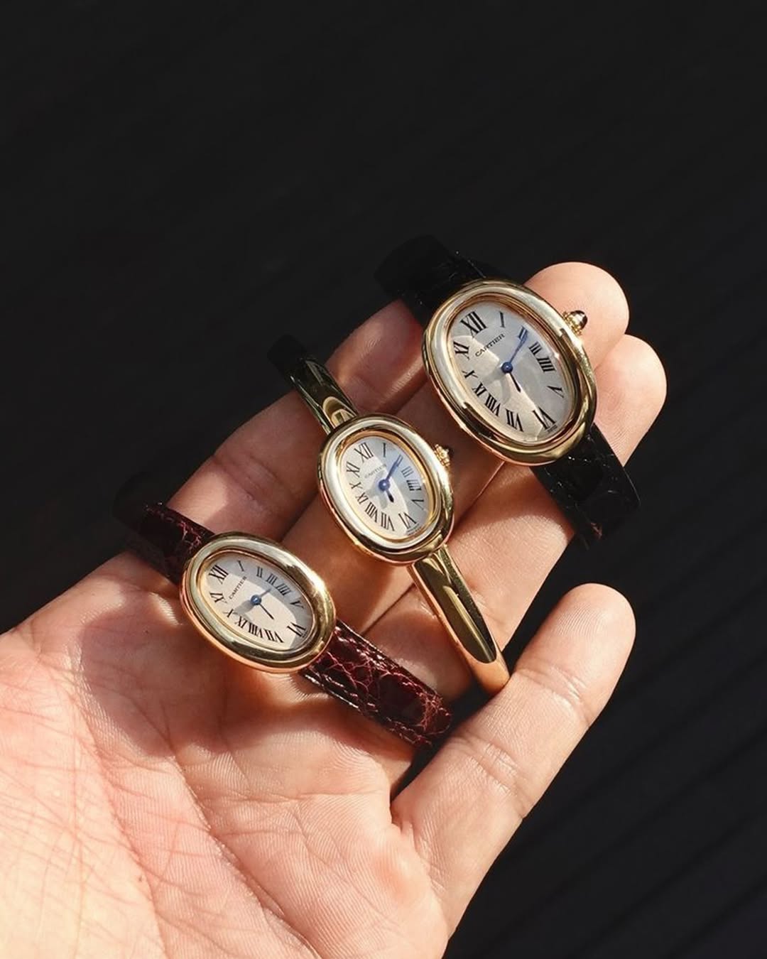 셀럽들의 까르띠에 시계⌚️✨

강민경, 안소희, 김나영, 블랙핑크 지수, 한가인 등 여러 셀럽들의 손목에는 이 시계가 있습니다. 바로 까르띠에 베누아 워치인데요. 베누아 컬렉션은 귀족들의 전유물이었던 목욕 문화 중 욕조에서 영감을 받아 만들어진 타원형 모양의 시계입니다.

베누아 라인은 크게 스트랩에 따라 무드가 달라지는데요. 지수와 김나영, 한가인은 뱅글 타입의 베누아 워치를 착용했습니다. 뱅글 베누아는 골드 브레이슬릿 특유의 화려함으로 시계로도, 액세서리로도 모두 연출할 수 있습니다. 뱅글 베누아 미니 기준 가격은 1천8백만 원대입니다.

강민경과 안소희는 가죽 브레이슬릿 베누아 워치를 착용했습니다. 가죽은 뱅글보다 캐주얼하게 데일리로 착용할 수 있죠. 베누아 미니 가죽 브레이슬릿은 1천만 원대입니다.

스트랩에 따라, 다이아 세팅에 따라 다양하게 연출 가능한 까르띠에 베누아 워치. 까르띠에 시계 구매를 생각 중이시라면 베누아 컬렉션도 꼭 구경해 보세요! 이미지5
