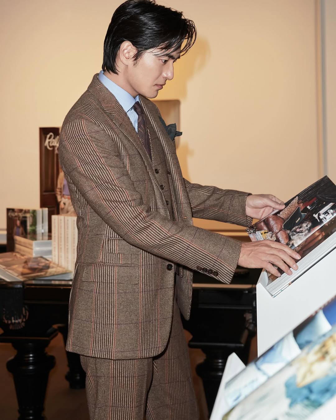 클래식한 남자. 그 이름 이진욱🧔🏻 이미지