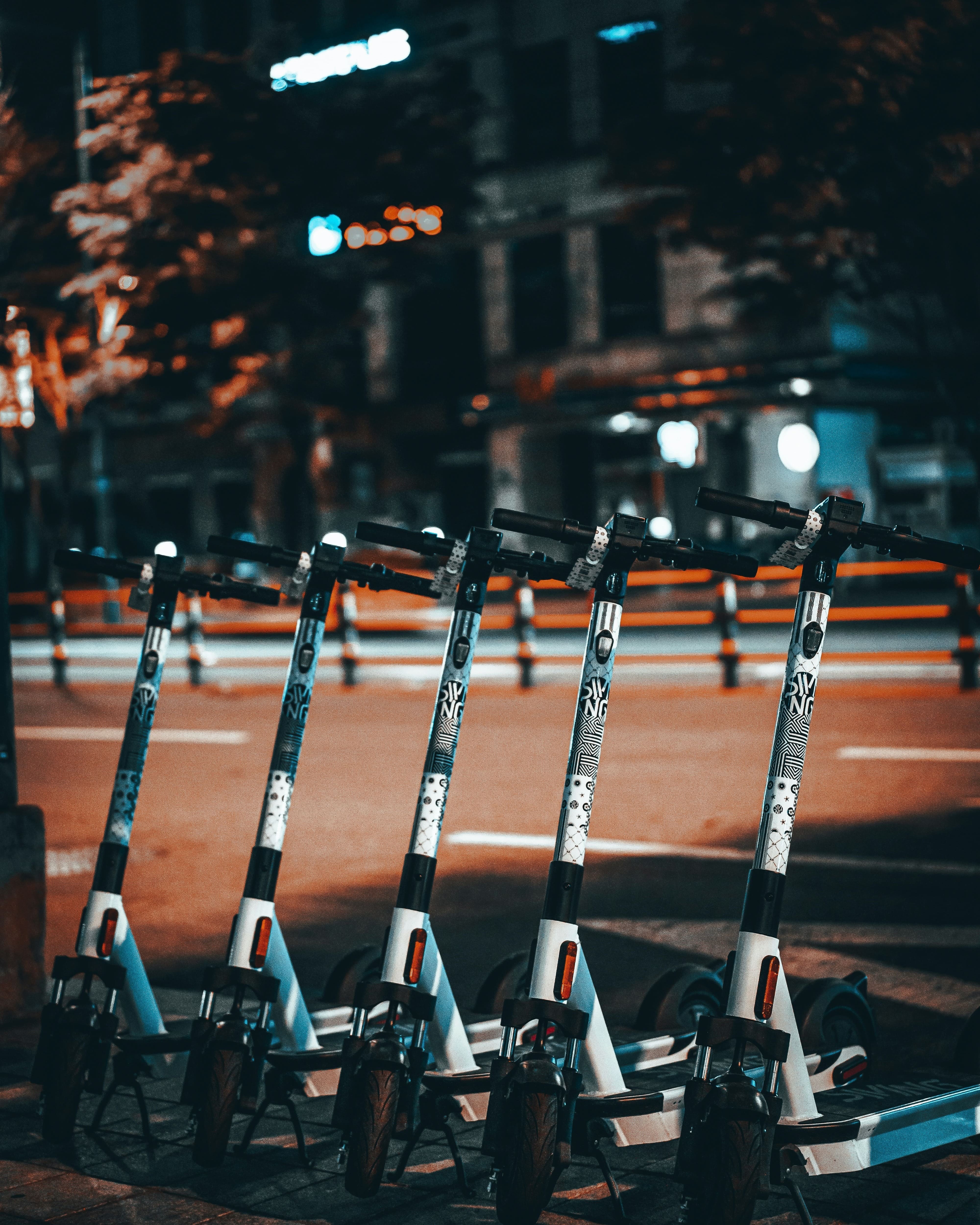 '미운 오리' 된 전동 킥보드🛴
혁신 모빌리티로 주목받던 ‘전동 킥보드’가 미운 오리로 전락했습니다. 올해 퍼스널 모빌리티(PM) 생태계 진흥 및 인프라 구축을 위한 공공사업 발주는 전무했으며, 지난해를 기점으로 PM 관련 공공사업이 단속 시스템 구축 등을 위주로 이뤄졌고, 전동 킥보드 활성화를 위한 시설 및 교통체계에 대한 지원은 사실상 끊겼습니다. 이러한 상황의 원인으로는 보행자 안전사고, 불법 주정차, 환경 훼손 등을 지적됐습니다.
이러한 가운데, 공유 킥보드 업체 '더스윙'은 지정주차제의 뜻에 동의해 협조 의사를 밝혔음에도 그간 ‘매출보다 높은 견인 과태료’를 납부, 서울시에서 정상적인 사업을 할 수 없다고 판단하여 사업 일시중지에 돌입합니다. 이미지