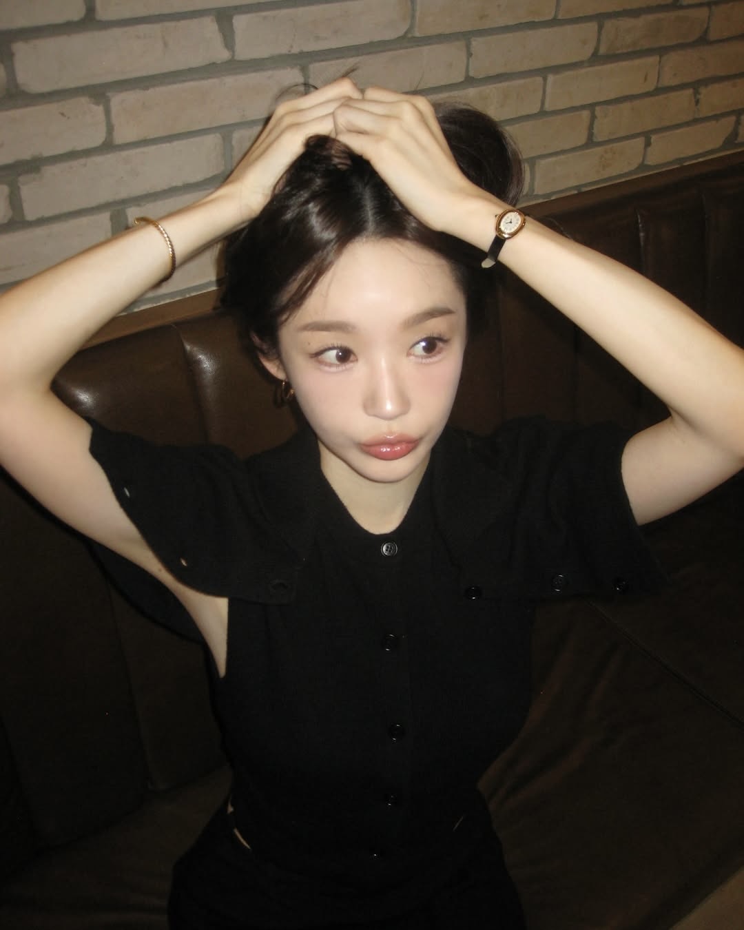 셀럽들의 까르띠에 시계⌚️✨

강민경, 안소희, 김나영, 블랙핑크 지수, 한가인 등 여러 셀럽들의 손목에는 이 시계가 있습니다. 바로 까르띠에 베누아 워치인데요. 베누아 컬렉션은 귀족들의 전유물이었던 목욕 문화 중 욕조에서 영감을 받아 만들어진 타원형 모양의 시계입니다.

베누아 라인은 크게 스트랩에 따라 무드가 달라지는데요. 지수와 김나영, 한가인은 뱅글 타입의 베누아 워치를 착용했습니다. 뱅글 베누아는 골드 브레이슬릿 특유의 화려함으로 시계로도, 액세서리로도 모두 연출할 수 있습니다. 뱅글 베누아 미니 기준 가격은 1천8백만 원대입니다.

강민경과 안소희는 가죽 브레이슬릿 베누아 워치를 착용했습니다. 가죽은 뱅글보다 캐주얼하게 데일리로 착용할 수 있죠. 베누아 미니 가죽 브레이슬릿은 1천만 원대입니다.

스트랩에 따라, 다이아 세팅에 따라 다양하게 연출 가능한 까르띠에 베누아 워치. 까르띠에 시계 구매를 생각 중이시라면 베누아 컬렉션도 꼭 구경해 보세요! 이미지6