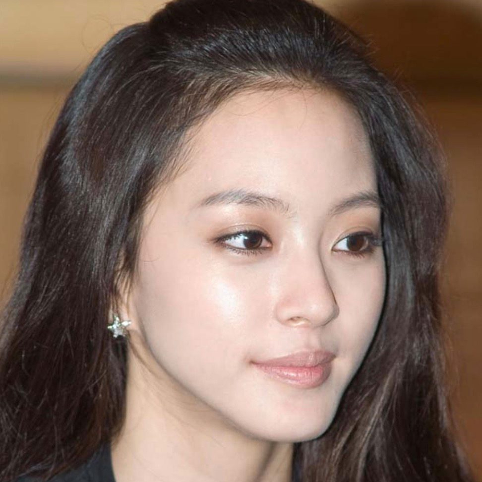 품절대란을 일으킨 셀럽 뷰티템✨

1. 제니 블러셔
어딕션 '윈터블러쉬' + 크리니크 '소르베 팝'

2. 전지현 틴트
베네피트 '베네틴트'

3. 아이유 립스틱
맥 '릴렌트리슬리 레드'

4. 한예슬 섀도우
맥 '소바' 이미지