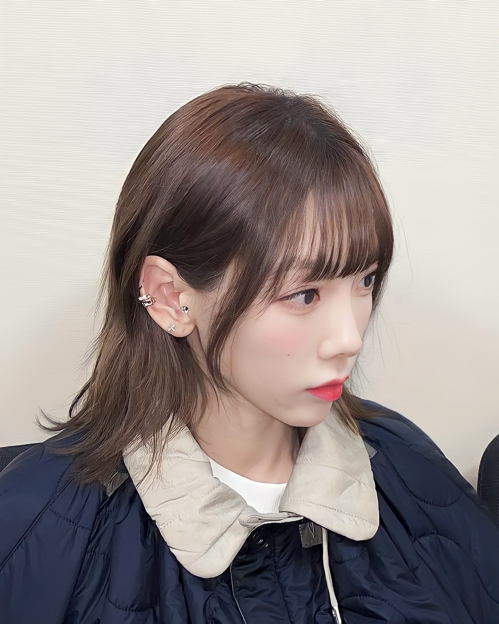 중단발 하고 싶을 땐🤔

헤어스타일을 바꿀 때마다 하는 고민이 있죠. 머리 기장을 어떻게 해야 할까? 단발은 부담스럽고, 상한 머리는 잘라내야 하고. 이럴 때 좋은 대안이 중단발 스타일이죠. 셀럽들도 같은 고민을 하는 걸까요? 중단발 스타일이 곳곳에서 보이고 있습니다.

어제 화제의 무대를 마친 에스파 카리나와 아이브 안유진. 둘 다 중단발 기장의 컬이 살짝 들어간 헤어를 연출했죠. 에스파 닝닝과 윈터도 중단발 시절이 있었고요. 웬디와 수지의 중단발은, 여자라면 한 번쯤 이들의 사진을 들고 미용실에 간 적이 있을 거예요. 

태연은 차분한 스타일의 중단발을, 강민경은 볼륨감이 많이 들어간 중단발을 연출했네요. 마음에 드는 셀럽들의 중단발 스타일이 있다면, 이 게시물을 저장하고 미용실로 가봅시다! 이미지8