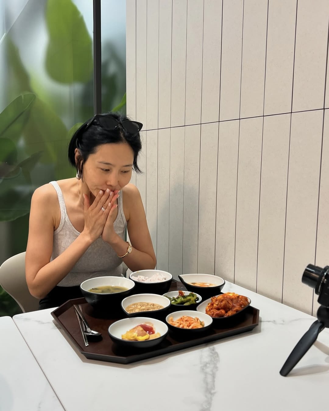 셀럽들의 까르띠에 시계⌚️✨

강민경, 안소희, 김나영, 블랙핑크 지수, 한가인 등 여러 셀럽들의 손목에는 이 시계가 있습니다. 바로 까르띠에 베누아 워치인데요. 베누아 컬렉션은 귀족들의 전유물이었던 목욕 문화 중 욕조에서 영감을 받아 만들어진 타원형 모양의 시계입니다.

베누아 라인은 크게 스트랩에 따라 무드가 달라지는데요. 지수와 김나영, 한가인은 뱅글 타입의 베누아 워치를 착용했습니다. 뱅글 베누아는 골드 브레이슬릿 특유의 화려함으로 시계로도, 액세서리로도 모두 연출할 수 있습니다. 뱅글 베누아 미니 기준 가격은 1천8백만 원대입니다.

강민경과 안소희는 가죽 브레이슬릿 베누아 워치를 착용했습니다. 가죽은 뱅글보다 캐주얼하게 데일리로 착용할 수 있죠. 베누아 미니 가죽 브레이슬릿은 1천만 원대입니다.

스트랩에 따라, 다이아 세팅에 따라 다양하게 연출 가능한 까르띠에 베누아 워치. 까르띠에 시계 구매를 생각 중이시라면 베누아 컬렉션도 꼭 구경해 보세요! 이미지2