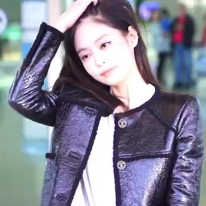 품절대란을 일으킨 셀럽 뷰티템✨

1. 제니 블러셔
어딕션 '윈터블러쉬' + 크리니크 '소르베 팝'

2. 전지현 틴트
베네피트 '베네틴트'

3. 아이유 립스틱
맥 '릴렌트리슬리 레드'

4. 한예슬 섀도우
맥 '소바' 이미지