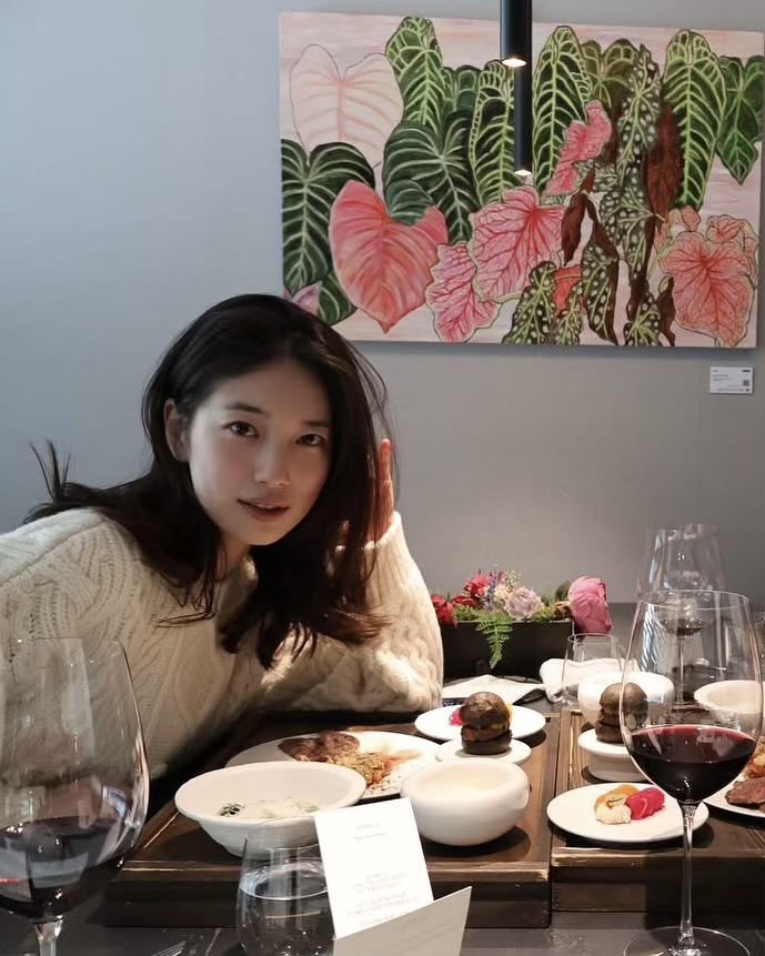 중단발 하고 싶을 땐🤔

헤어스타일을 바꿀 때마다 하는 고민이 있죠. 머리 기장을 어떻게 해야 할까? 단발은 부담스럽고, 상한 머리는 잘라내야 하고. 이럴 때 좋은 대안이 중단발 스타일이죠. 셀럽들도 같은 고민을 하는 걸까요? 중단발 스타일이 곳곳에서 보이고 있습니다.

어제 화제의 무대를 마친 에스파 카리나와 아이브 안유진. 둘 다 중단발 기장의 컬이 살짝 들어간 헤어를 연출했죠. 에스파 닝닝과 윈터도 중단발 시절이 있었고요. 웬디와 수지의 중단발은, 여자라면 한 번쯤 이들의 사진을 들고 미용실에 간 적이 있을 거예요. 

태연은 차분한 스타일의 중단발을, 강민경은 볼륨감이 많이 들어간 중단발을 연출했네요. 마음에 드는 셀럽들의 중단발 스타일이 있다면, 이 게시물을 저장하고 미용실로 가봅시다! 이미지