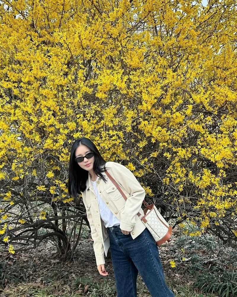 레이디 제인의 최애 가방🔍
레이디제인이 자신의 유튜브에서 가지고 있는 가방들을 소개하며 두 번이나 샀다고 말한 가방이 있습니다. 바로 셀린느의 트리옹프 버킷백인데요. 이 가방은 레이디제인뿐만 아니라 박소담, 장재인, 안은진 등 여러 셀럽의 사진에서 자주 등장하는 가방이기도 합니다.
레이디제인은 화이트 컬러를 샀다가 처분하고 탠 컬러로 다시 살 만큼, 어느 룩에나 매치하기 쉽고 스크래치에도 강해서 자주 들고 다닌다고 이야기했습니다. 이런 장점 때문에 출시 이래 꾸준히 잘 팔리고 있는 가방이기도 합니다.
가격은 트리옹프 캔버스 & 카프스킨 스몰 버킷백 기준 230만 원입니다. 활용도 높은 캐주얼한 숄더백을 찾으신다면 셀린느 버킷백도 고려해 보세요. 이미지5