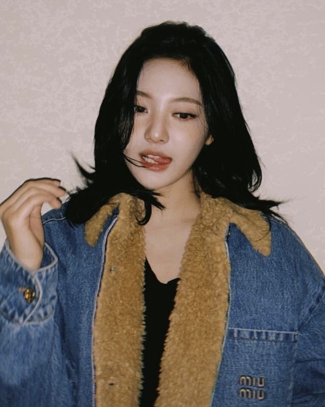 중단발 하고 싶을 땐🤔

헤어스타일을 바꿀 때마다 하는 고민이 있죠. 머리 기장을 어떻게 해야 할까? 단발은 부담스럽고, 상한 머리는 잘라내야 하고. 이럴 때 좋은 대안이 중단발 스타일이죠. 셀럽들도 같은 고민을 하는 걸까요? 중단발 스타일이 곳곳에서 보이고 있습니다.

어제 화제의 무대를 마친 에스파 카리나와 아이브 안유진. 둘 다 중단발 기장의 컬이 살짝 들어간 헤어를 연출했죠. 에스파 닝닝과 윈터도 중단발 시절이 있었고요. 웬디와 수지의 중단발은, 여자라면 한 번쯤 이들의 사진을 들고 미용실에 간 적이 있을 거예요. 

태연은 차분한 스타일의 중단발을, 강민경은 볼륨감이 많이 들어간 중단발을 연출했네요. 마음에 드는 셀럽들의 중단발 스타일이 있다면, 이 게시물을 저장하고 미용실로 가봅시다! 이미지3