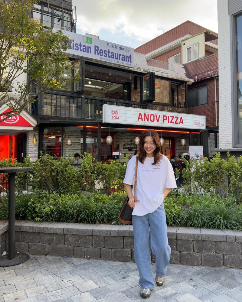 레이디 제인의 최애 가방🔍
레이디제인이 자신의 유튜브에서 가지고 있는 가방들을 소개하며 두 번이나 샀다고 말한 가방이 있습니다. 바로 셀린느의 트리옹프 버킷백인데요. 이 가방은 레이디제인뿐만 아니라 박소담, 장재인, 안은진 등 여러 셀럽의 사진에서 자주 등장하는 가방이기도 합니다.
레이디제인은 화이트 컬러를 샀다가 처분하고 탠 컬러로 다시 살 만큼, 어느 룩에나 매치하기 쉽고 스크래치에도 강해서 자주 들고 다닌다고 이야기했습니다. 이런 장점 때문에 출시 이래 꾸준히 잘 팔리고 있는 가방이기도 합니다.
가격은 트리옹프 캔버스 & 카프스킨 스몰 버킷백 기준 230만 원입니다. 활용도 높은 캐주얼한 숄더백을 찾으신다면 셀린느 버킷백도 고려해 보세요. 이미지2