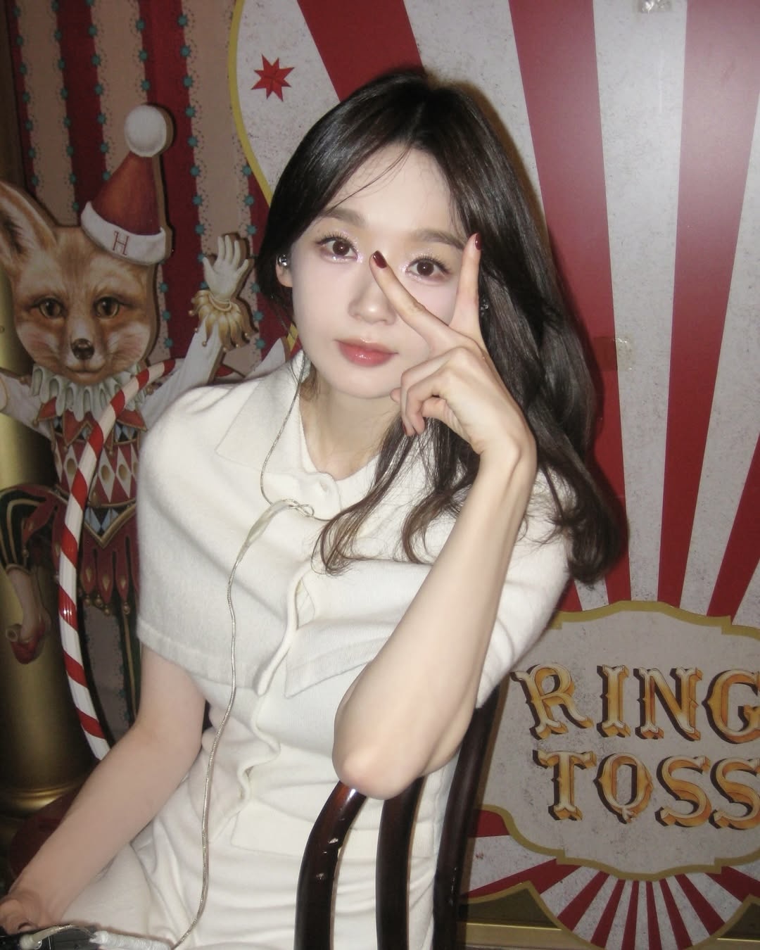 중단발 하고 싶을 땐🤔

헤어스타일을 바꿀 때마다 하는 고민이 있죠. 머리 기장을 어떻게 해야 할까? 단발은 부담스럽고, 상한 머리는 잘라내야 하고. 이럴 때 좋은 대안이 중단발 스타일이죠. 셀럽들도 같은 고민을 하는 걸까요? 중단발 스타일이 곳곳에서 보이고 있습니다.

어제 화제의 무대를 마친 에스파 카리나와 아이브 안유진. 둘 다 중단발 기장의 컬이 살짝 들어간 헤어를 연출했죠. 에스파 닝닝과 윈터도 중단발 시절이 있었고요. 웬디와 수지의 중단발은, 여자라면 한 번쯤 이들의 사진을 들고 미용실에 간 적이 있을 거예요. 

태연은 차분한 스타일의 중단발을, 강민경은 볼륨감이 많이 들어간 중단발을 연출했네요. 마음에 드는 셀럽들의 중단발 스타일이 있다면, 이 게시물을 저장하고 미용실로 가봅시다! 이미지9