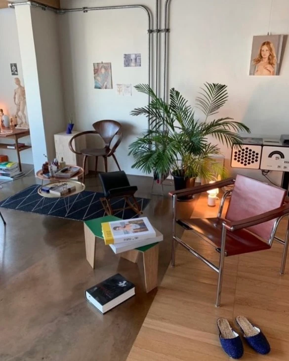 감각이 엿보이는 민희진🏠
겨울이면 생각나는 뉴진스의 'Ditto'. 그런 뉴진스의 감성을 만들어낸 민희진 전 어도어 대표의 집은 얼마나 감각적일지, 함께 구경해보실까요?
노출된 파이프와 블루-옐로우 색감 조합이 특히 눈에 띄네요. 그동안 작업했던 앨범들이 놓인 선반도 보이고요. 요즘 흔히 보이는 미니멀한 스타일의 집은 아니지만, 다양한 오브제들이 조화롭게 배치되어 있습니다. 곳곳에 놓인 식물들도 인테리어를 방해하지 않으며 하나의 요소로 자연스럽게 어우러졌습니다. 화장실에는 레드 포인트를 더해 심심하지 않은 분위기를 완성했네요.
편안하고 자연스러운 무드의 인테리어는 어쩌면 다른 스타일보다 감각이 더 많이 필요할 수도 있는데요. 독특하면서도 센스가 돋보이는 민희진 전 어도어 대표의 집, 슬라이드를 넘기며 구경해보세요! 이미지7
