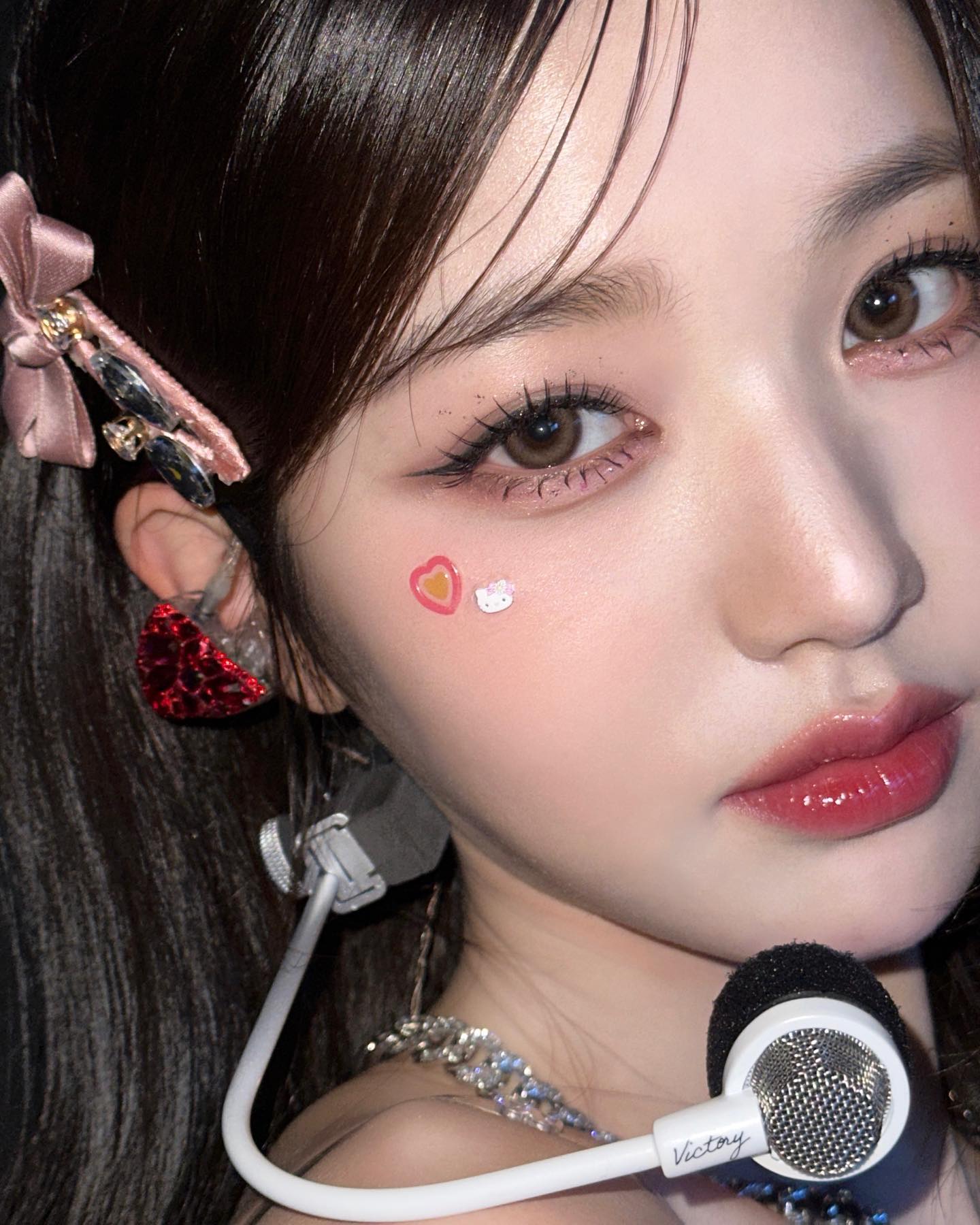 가까이 보아야 더 예쁘다❤️
메이크업이 다 보이는 여돌 파워 얼빡샷✨왕크니까 왕예쁘다🩷 이미지