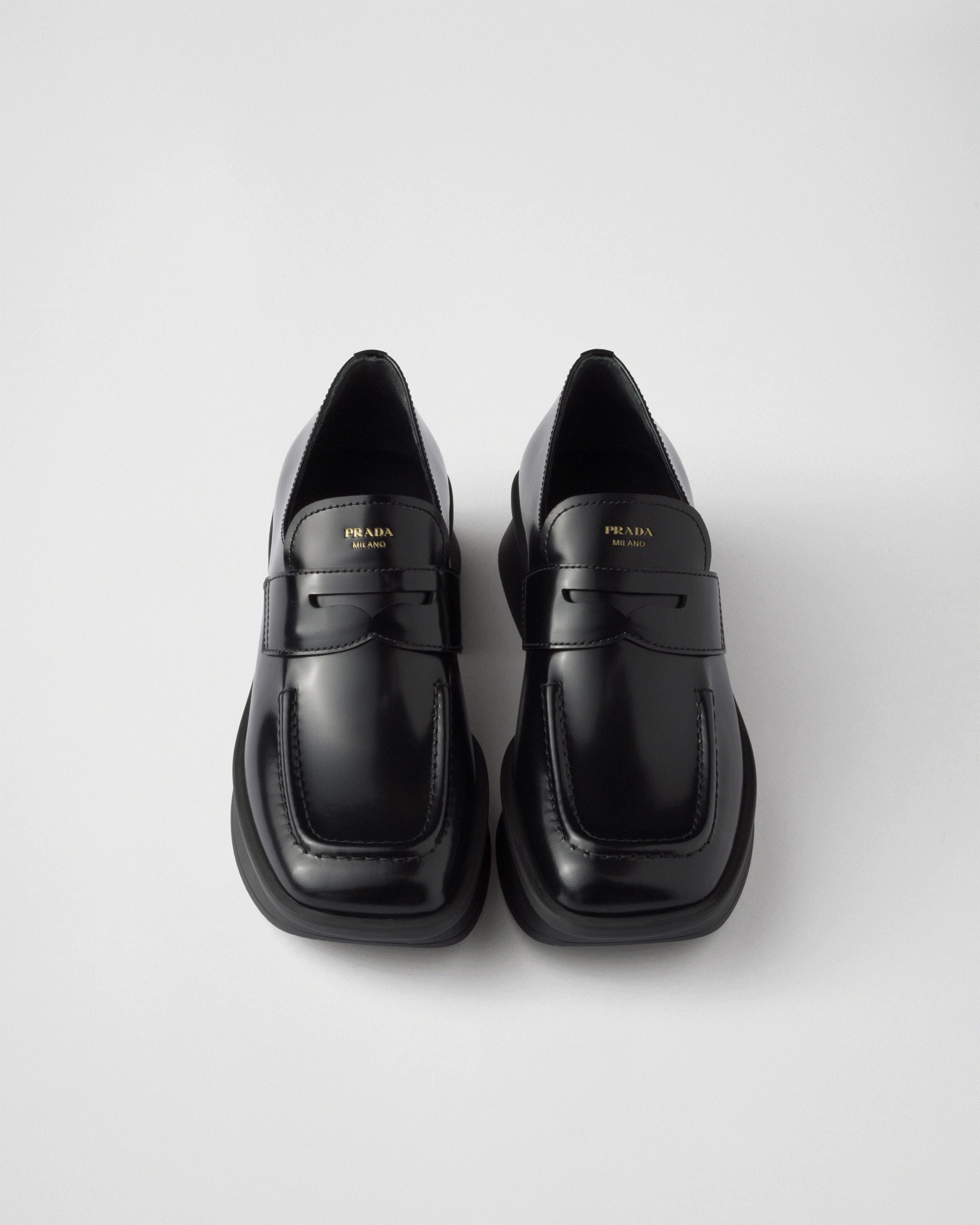 프라다 2025 SS 시즌 🖤
겨울에는 여름 옷을 준비해야 하는 법이죠. 럭셔리 브랜드들은 모두 SS 시즌 컬렉션을 드롭하고 있습니다.
프라다 역시 2025 SS 시즌 판매를 시작했는데요. 디지털에 잠식당한 현시대의 우리, 그리고 그에 맞설 수 있는 것은 오직 인간뿐이라는 주제로 전개된 프라다 2025 SS 컬렉션. 난해하고 정리가 되지 않은 채로 올라온 듯한 룩들로 관객들을 당황하게 만들었죠.
런칭된 제품들에서도 이런 분위기가 느껴질까요? 1차로 공개된 아이템들을 같이 구경해봅시다✨ 이미지3