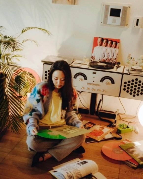 감각이 엿보이는 민희진🏠
겨울이면 생각나는 뉴진스의 'Ditto'. 그런 뉴진스의 감성을 만들어낸 민희진 전 어도어 대표의 집은 얼마나 감각적일지, 함께 구경해보실까요?
노출된 파이프와 블루-옐로우 색감 조합이 특히 눈에 띄네요. 그동안 작업했던 앨범들이 놓인 선반도 보이고요. 요즘 흔히 보이는 미니멀한 스타일의 집은 아니지만, 다양한 오브제들이 조화롭게 배치되어 있습니다. 곳곳에 놓인 식물들도 인테리어를 방해하지 않으며 하나의 요소로 자연스럽게 어우러졌습니다. 화장실에는 레드 포인트를 더해 심심하지 않은 분위기를 완성했네요.
편안하고 자연스러운 무드의 인테리어는 어쩌면 다른 스타일보다 감각이 더 많이 필요할 수도 있는데요. 독특하면서도 센스가 돋보이는 민희진 전 어도어 대표의 집, 슬라이드를 넘기며 구경해보세요! 이미지9