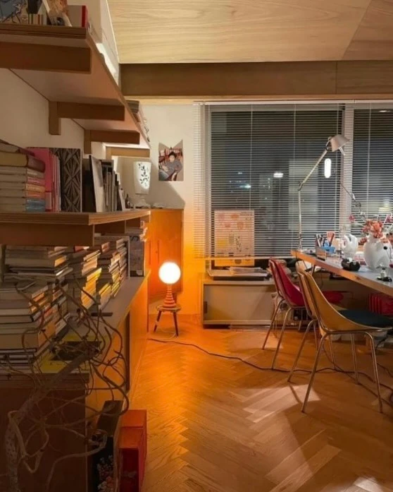 감각이 엿보이는 민희진🏠
겨울이면 생각나는 뉴진스의 'Ditto'. 그런 뉴진스의 감성을 만들어낸 민희진 전 어도어 대표의 집은 얼마나 감각적일지, 함께 구경해보실까요?
노출된 파이프와 블루-옐로우 색감 조합이 특히 눈에 띄네요. 그동안 작업했던 앨범들이 놓인 선반도 보이고요. 요즘 흔히 보이는 미니멀한 스타일의 집은 아니지만, 다양한 오브제들이 조화롭게 배치되어 있습니다. 곳곳에 놓인 식물들도 인테리어를 방해하지 않으며 하나의 요소로 자연스럽게 어우러졌습니다. 화장실에는 레드 포인트를 더해 심심하지 않은 분위기를 완성했네요.
편안하고 자연스러운 무드의 인테리어는 어쩌면 다른 스타일보다 감각이 더 많이 필요할 수도 있는데요. 독특하면서도 센스가 돋보이는 민희진 전 어도어 대표의 집, 슬라이드를 넘기며 구경해보세요! 이미지5