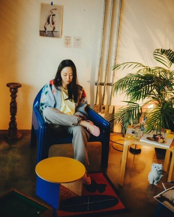 감각이 엿보이는 민희진🏠
겨울이면 생각나는 뉴진스의 'Ditto'. 그런 뉴진스의 감성을 만들어낸 민희진 전 어도어 대표의 집은 얼마나 감각적일지, 함께 구경해보실까요?
노출된 파이프와 블루-옐로우 색감 조합이 특히 눈에 띄네요. 그동안 작업했던 앨범들이 놓인 선반도 보이고요. 요즘 흔히 보이는 미니멀한 스타일의 집은 아니지만, 다양한 오브제들이 조화롭게 배치되어 있습니다. 곳곳에 놓인 식물들도 인테리어를 방해하지 않으며 하나의 요소로 자연스럽게 어우러졌습니다. 화장실에는 레드 포인트를 더해 심심하지 않은 분위기를 완성했네요.
편안하고 자연스러운 무드의 인테리어는 어쩌면 다른 스타일보다 감각이 더 많이 필요할 수도 있는데요. 독특하면서도 센스가 돋보이는 민희진 전 어도어 대표의 집, 슬라이드를 넘기며 구경해보세요! 이미지3