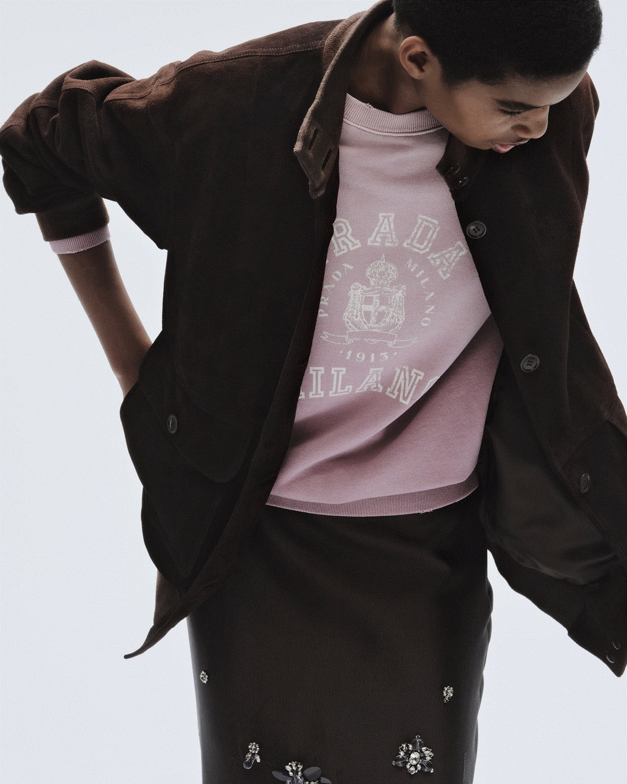 프라다 2025 SS 시즌 🖤
겨울에는 여름 옷을 준비해야 하는 법이죠. 럭셔리 브랜드들은 모두 SS 시즌 컬렉션을 드롭하고 있습니다.
프라다 역시 2025 SS 시즌 판매를 시작했는데요. 디지털에 잠식당한 현시대의 우리, 그리고 그에 맞설 수 있는 것은 오직 인간뿐이라는 주제로 전개된 프라다 2025 SS 컬렉션. 난해하고 정리가 되지 않은 채로 올라온 듯한 룩들로 관객들을 당황하게 만들었죠.
런칭된 제품들에서도 이런 분위기가 느껴질까요? 1차로 공개된 아이템들을 같이 구경해봅시다✨ 이미지7