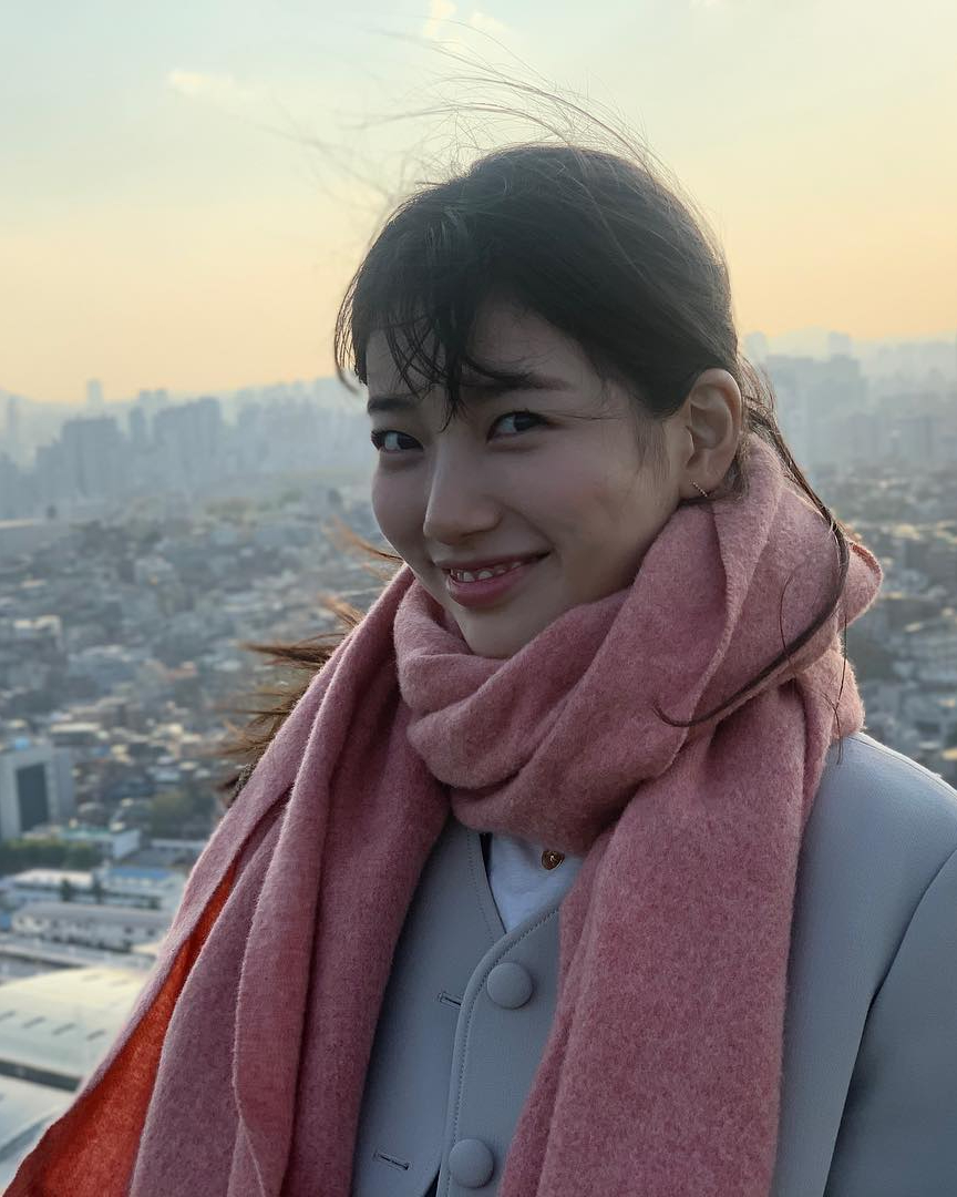 수지와 아크네 스튜디오 목도리🧣❄️
볼 때마다 아크네 목도리 뽐뿌 오는 @수지 겨울짤❤️ 이미지4