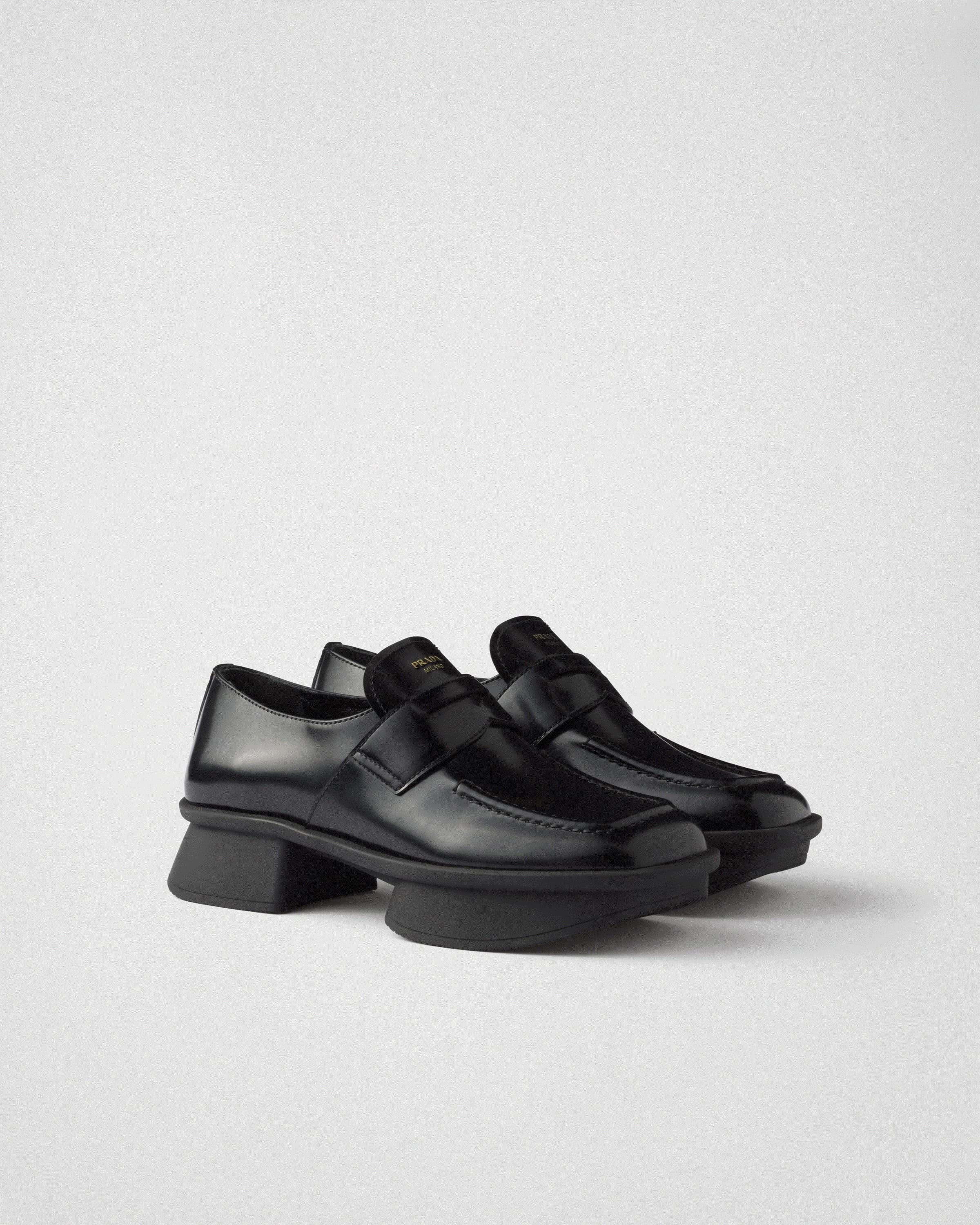 프라다 2025 SS 시즌 🖤
겨울에는 여름 옷을 준비해야 하는 법이죠. 럭셔리 브랜드들은 모두 SS 시즌 컬렉션을 드롭하고 있습니다.
프라다 역시 2025 SS 시즌 판매를 시작했는데요. 디지털에 잠식당한 현시대의 우리, 그리고 그에 맞설 수 있는 것은 오직 인간뿐이라는 주제로 전개된 프라다 2025 SS 컬렉션. 난해하고 정리가 되지 않은 채로 올라온 듯한 룩들로 관객들을 당황하게 만들었죠.
런칭된 제품들에서도 이런 분위기가 느껴질까요? 1차로 공개된 아이템들을 같이 구경해봅시다✨ 이미지5