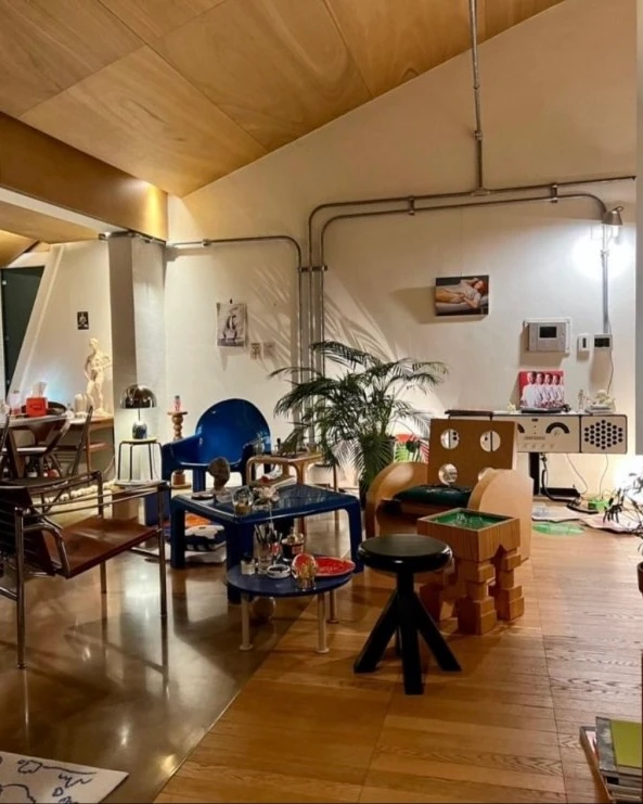 감각이 엿보이는 민희진🏠
겨울이면 생각나는 뉴진스의 'Ditto'. 그런 뉴진스의 감성을 만들어낸 민희진 전 어도어 대표의 집은 얼마나 감각적일지, 함께 구경해보실까요?
노출된 파이프와 블루-옐로우 색감 조합이 특히 눈에 띄네요. 그동안 작업했던 앨범들이 놓인 선반도 보이고요. 요즘 흔히 보이는 미니멀한 스타일의 집은 아니지만, 다양한 오브제들이 조화롭게 배치되어 있습니다. 곳곳에 놓인 식물들도 인테리어를 방해하지 않으며 하나의 요소로 자연스럽게 어우러졌습니다. 화장실에는 레드 포인트를 더해 심심하지 않은 분위기를 완성했네요.
편안하고 자연스러운 무드의 인테리어는 어쩌면 다른 스타일보다 감각이 더 많이 필요할 수도 있는데요. 독특하면서도 센스가 돋보이는 민희진 전 어도어 대표의 집, 슬라이드를 넘기며 구경해보세요! 이미지2