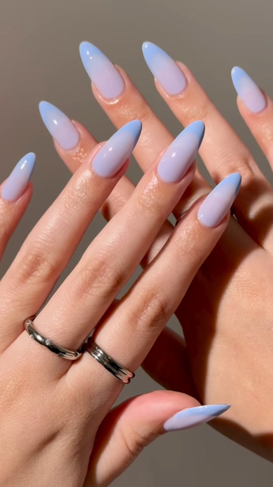 프렌치 네일에 한 콧 더💅
간단한데 고급스러워 보이는 네일🩵 이미지