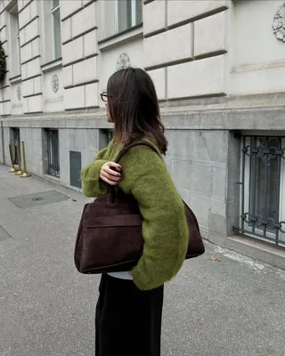 겨울룩 아보카도 그린으로 포인트🥑
아보카도 그린은 우아합니다. 카키보다 밝고, 연두보다 차분한 매력이 있죠. 초록은 무채색 가득한 겨울에 반가운 싱그러움을 줄 수 있을 겁니다. 이미지