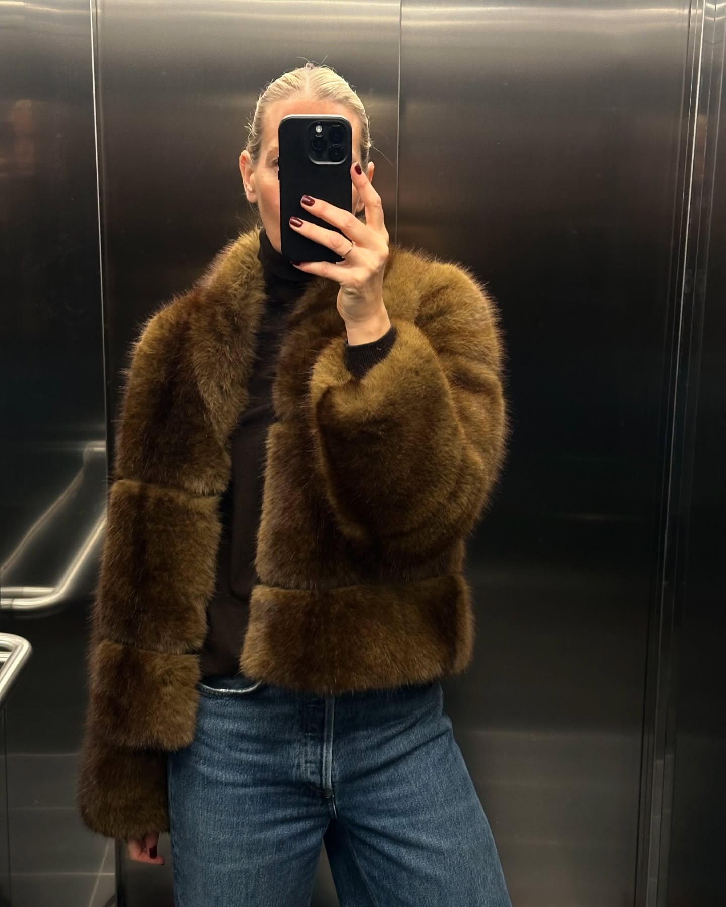 요즘 자꾸 눈에 띄는🦁🖤밍크자켓 이미지