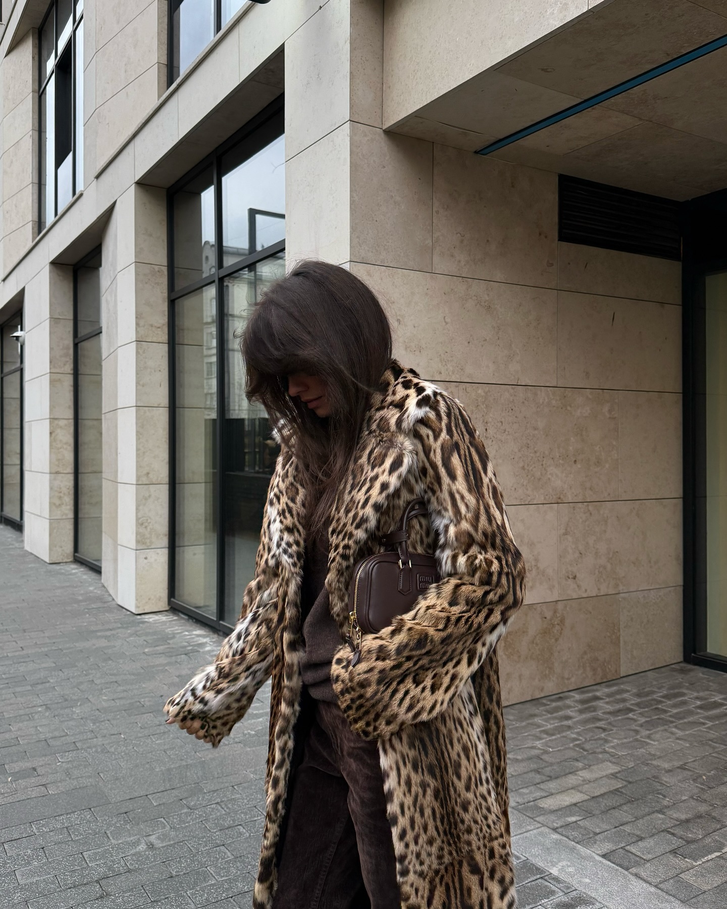 지금부터 봄까지 하면 되는 3가지🖤
1. 빈티지 블루 진
다양한 명도의 진보다 정석에 가까운 청바지를 추천드려요.
2. 레오파드
지금도 유행중인 레오파드 패턴의 열기는 봄까지 이어질 전망이죠. 그 중 코트는 가장 주목할만 합니다.
3. 버건디 컬러 아이템
올겨울 핵심 컬러로 떠올랐던 버건디, 유행이 지났을까 염려되시나요? 지금이라도 늦지 않았어요. 다양한 버건디 아이템이 2025년 리조트 컬렉션에 등장했으니까요! 이미지5