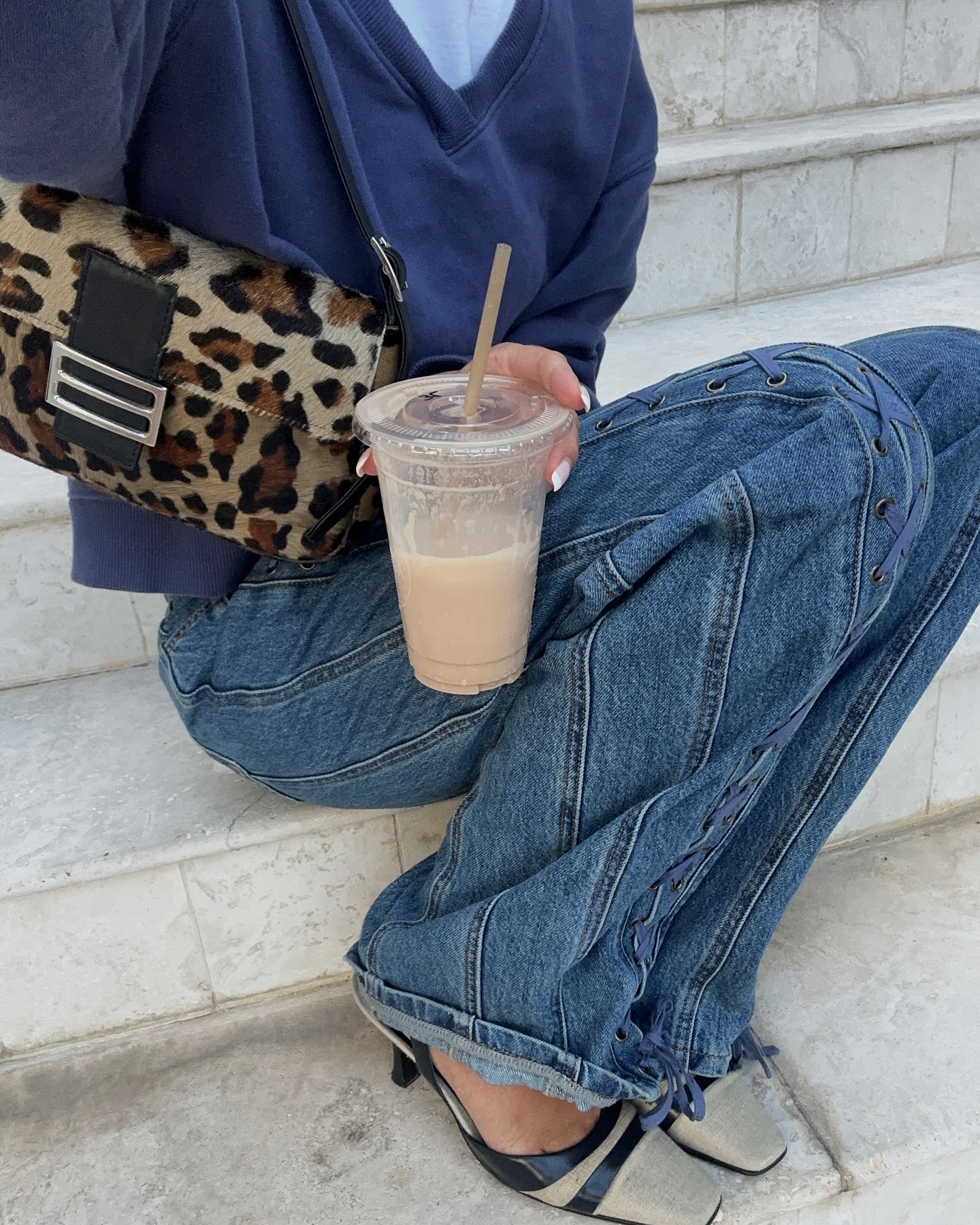 지금부터 봄까지 하면 되는 3가지🖤

1. 빈티지 블루 진
다양한 명도의 진보다 정석에 가까운 청바지를 추천드려요.

2. 레오파드
지금도 유행중인 레오파드 패턴의 열기는 봄까지 이어질 전망이죠. 그 중 코트는 가장 주목할만 합니다.

3. 버건디 컬러 아이템
올겨울 핵심 컬러로 떠올랐던 버건디, 유행이 지났을까 염려되시나요? 지금이라도 늦지 않았어요. 다양한 버건디 아이템이 2025년 리조트 컬렉션에 등장했으니까요! 이미지