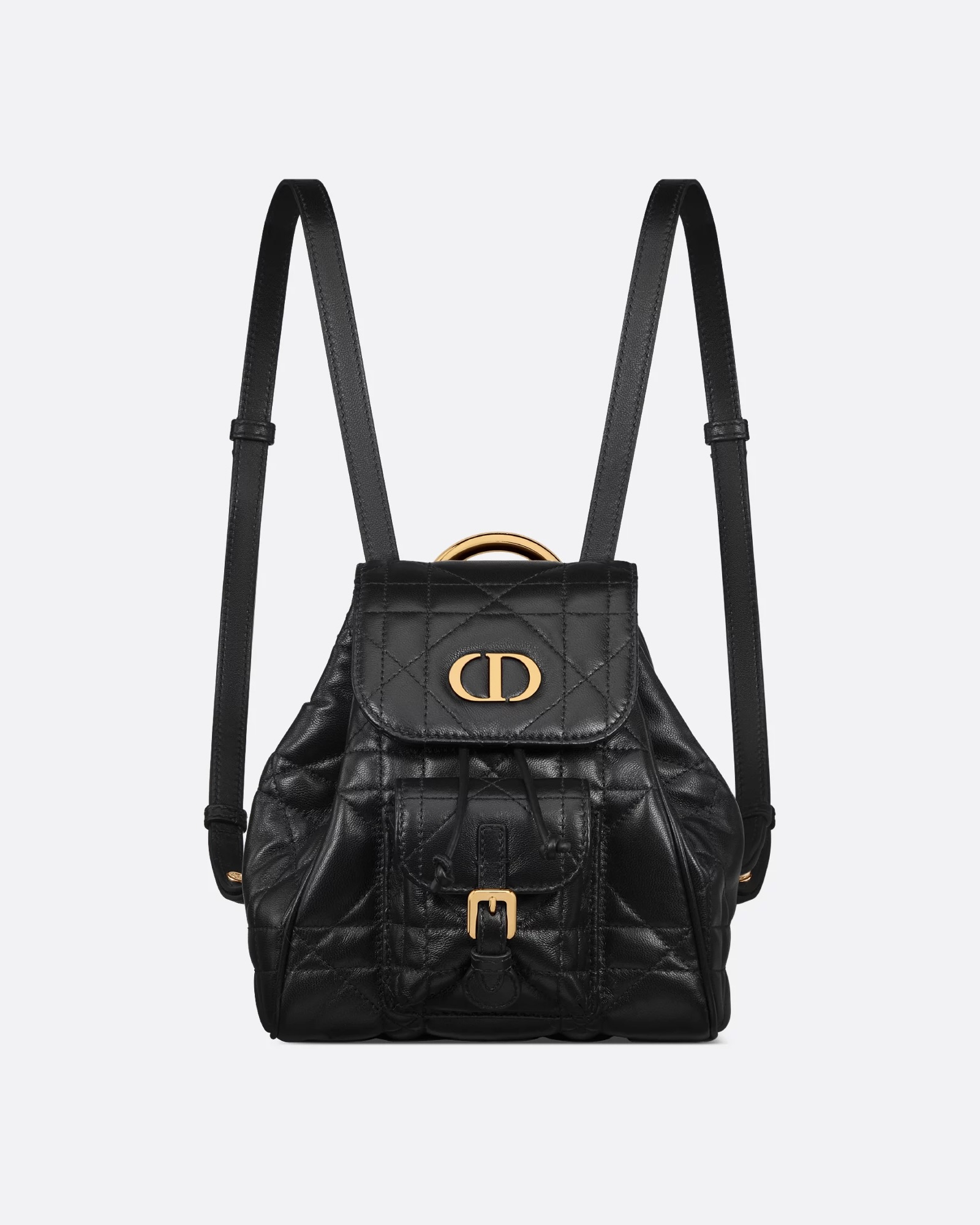 백팩 파들 주목👀🔍

백팩 파들 손들어 주세요! 🙌 백팩의 편리함을 한 번 맛보고 나면 다른 가방은 잘 들지 않게 되죠. 그래서일까요? 럭셔리 브랜드에서도 백팩을 꾸준히 출시하고 있습니다.

샤넬은 가브리엘 백팩, 듀마 백팩 등 다양한 백팩이 있지만, 요즘 매장에서 판매되고 있는 어반 백팩을 가져왔습니다. 작아 보이지만 꽤 많이 들어가는 수납력과 어디에 두어도 걱정 없는 캐비어 소재로, 샤넬 백팩 중에서 활용도가 높은 아이템입니다. 가격은 스몰 기준 890만 원대입니다. 디올의 카로 백팩은 디올답게 우아한 이미지를 풍기네요. 앞에 작은 포켓이 있어 매일 쓰는 소지품을 넣기에 딱입니다! 가격은 스몰 기준 465만 원대입니다.

루이비통의 시그니처 캔버스 소재로 만들어진 이 백팩은 몽수리 백팩입니다. 상단 핸들이 있어 들고 다니기에도 용이해 보입니다. 캔버스 소재인 만큼 시간이 지나도 특유의 빈티지한 느낌으로 계속 사용하기 좋겠죠. 몽수리 미니 사이즈 기준 395만 원대입니다.
데일리 끝판왕, 나일론 소재의 프라다 백팩입니다. 미디엄 사이즈 기준 앞에 두 개의 포켓과 미니 파우치까지 달려 있어 수납력은 말할 것도 없고, 리나일론 소재라 비 오는 날도 부담 없이 들 수 있는 이 백팩은 미디엄 기준 315만 원대입니다.

귀여운 쉐이프의 셀린느 미니 폴코 백팩. 역시 캔버스 소재라 부담 없이 들 수 있습니다. 가격은 265만 원대입니다. 미우미우 역시 2025 SS 시즌 컬렉션에 귀여운 백팩을 공개했죠. 세 개의 미니 포켓과 넉넉한 크기로 데일리 백으로 손색없어 보이는데요. 가격은 얼마로 출시될지 궁금해지네요. 얼른 매장에서 만나볼 수 있길 바랍니다!

소개해 드린 백팩 중 마음에 드는 아이템이 있다면, 인상 소식이 들리기 전에 얼른 구경 가 보세요! 이미지