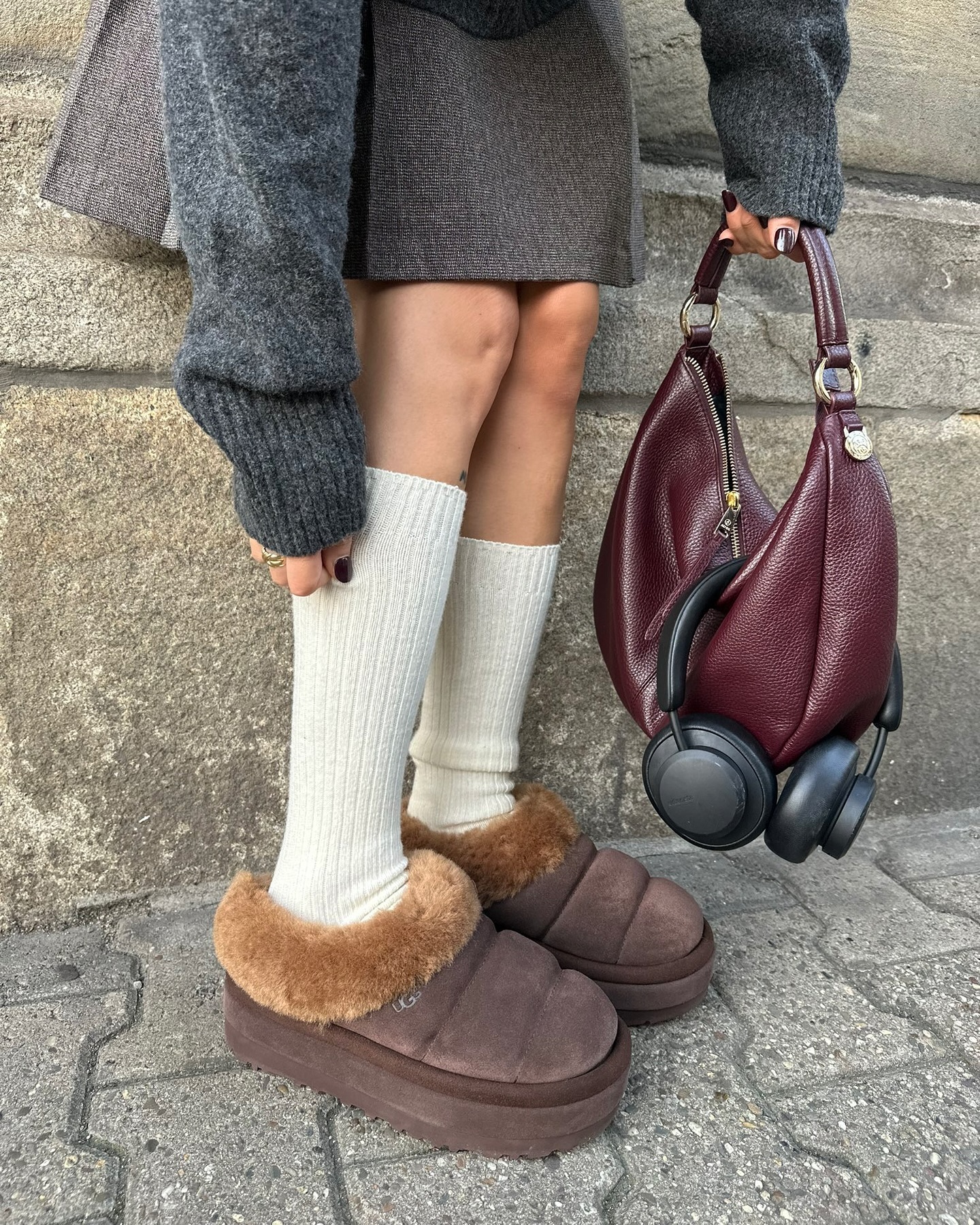 지금부터 봄까지 하면 되는 3가지🖤
1. 빈티지 블루 진
다양한 명도의 진보다 정석에 가까운 청바지를 추천드려요.
2. 레오파드
지금도 유행중인 레오파드 패턴의 열기는 봄까지 이어질 전망이죠. 그 중 코트는 가장 주목할만 합니다.
3. 버건디 컬러 아이템
올겨울 핵심 컬러로 떠올랐던 버건디, 유행이 지났을까 염려되시나요? 지금이라도 늦지 않았어요. 다양한 버건디 아이템이 2025년 리조트 컬렉션에 등장했으니까요! 이미지7