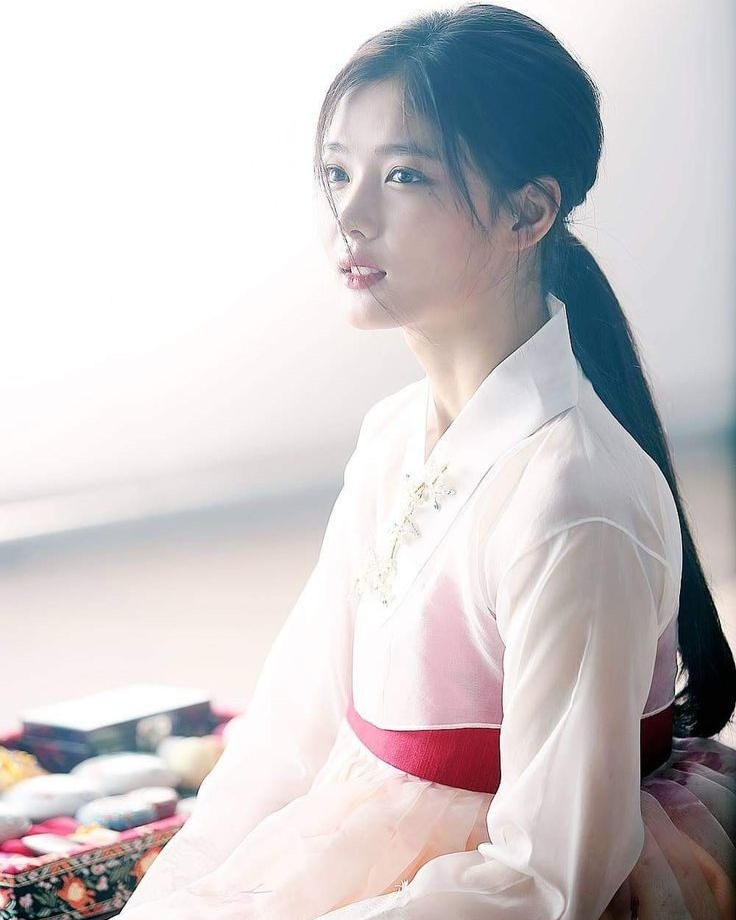 곱다 고와🤍한복이 찰떡인 셀럽 4
새해를 맞이하여 준비한 레전드 한복 사진들✨@새해 복 많이 받으세요❤️

1. 이영애

2. 수지

3. 김유정

4. 김고은 이미지