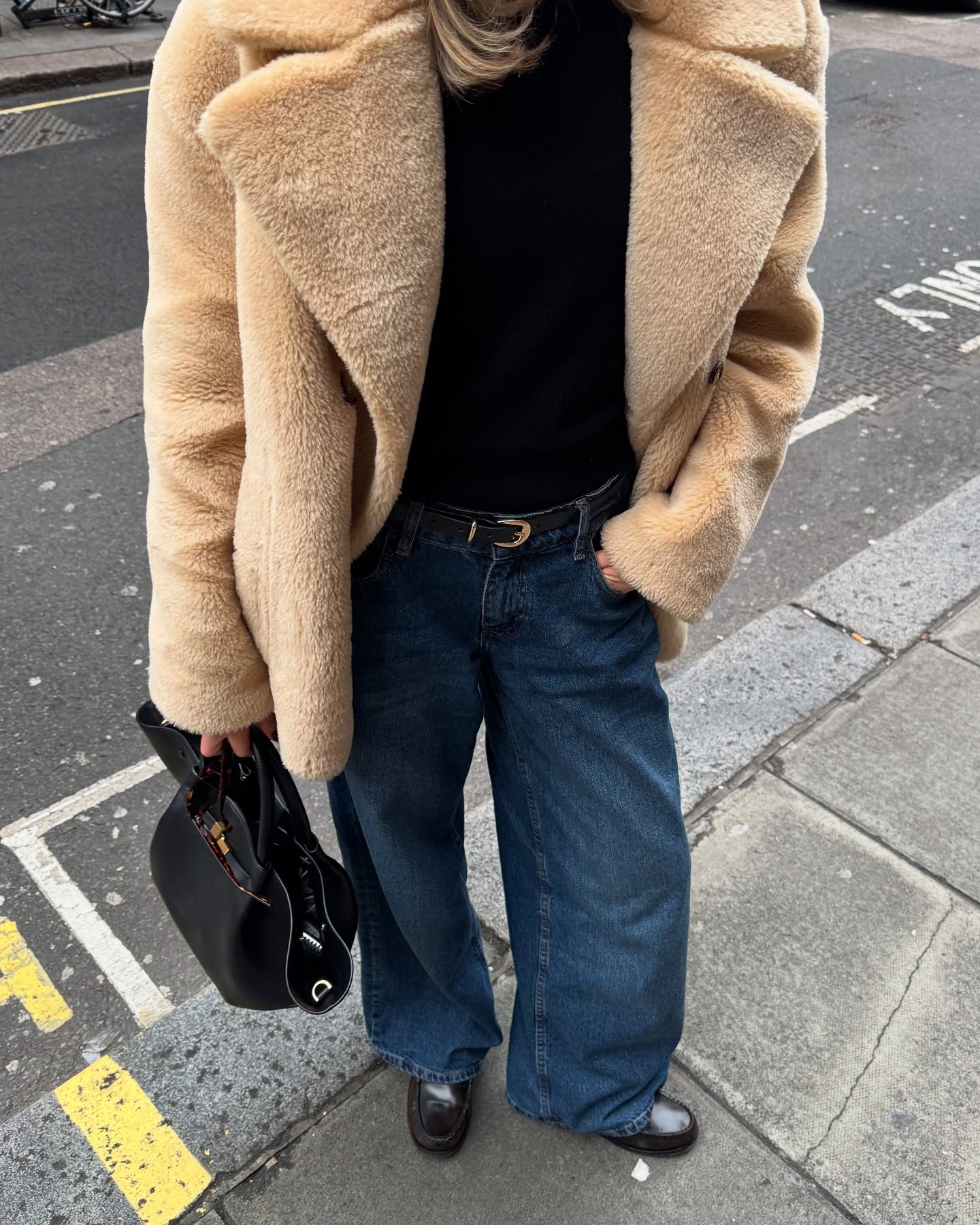 지금부터 봄까지 하면 되는 3가지🖤
1. 빈티지 블루 진
다양한 명도의 진보다 정석에 가까운 청바지를 추천드려요.
2. 레오파드
지금도 유행중인 레오파드 패턴의 열기는 봄까지 이어질 전망이죠. 그 중 코트는 가장 주목할만 합니다.
3. 버건디 컬러 아이템
올겨울 핵심 컬러로 떠올랐던 버건디, 유행이 지났을까 염려되시나요? 지금이라도 늦지 않았어요. 다양한 버건디 아이템이 2025년 리조트 컬렉션에 등장했으니까요! 이미지2