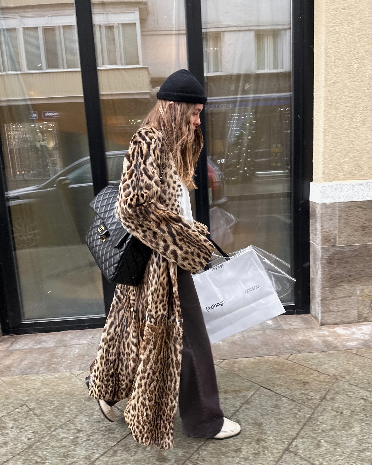 지금부터 봄까지 하면 되는 3가지🖤
1. 빈티지 블루 진
다양한 명도의 진보다 정석에 가까운 청바지를 추천드려요.
2. 레오파드
지금도 유행중인 레오파드 패턴의 열기는 봄까지 이어질 전망이죠. 그 중 코트는 가장 주목할만 합니다.
3. 버건디 컬러 아이템
올겨울 핵심 컬러로 떠올랐던 버건디, 유행이 지났을까 염려되시나요? 지금이라도 늦지 않았어요. 다양한 버건디 아이템이 2025년 리조트 컬렉션에 등장했으니까요! 이미지4