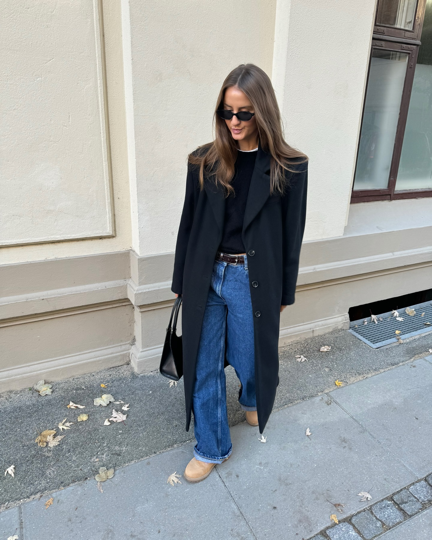 지금부터 봄까지 하면 되는 3가지🖤
1. 빈티지 블루 진
다양한 명도의 진보다 정석에 가까운 청바지를 추천드려요.
2. 레오파드
지금도 유행중인 레오파드 패턴의 열기는 봄까지 이어질 전망이죠. 그 중 코트는 가장 주목할만 합니다.
3. 버건디 컬러 아이템
올겨울 핵심 컬러로 떠올랐던 버건디, 유행이 지났을까 염려되시나요? 지금이라도 늦지 않았어요. 다양한 버건디 아이템이 2025년 리조트 컬렉션에 등장했으니까요! 이미지3