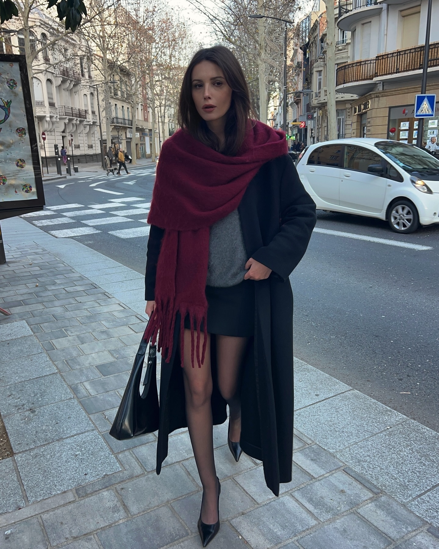 지금부터 봄까지 하면 되는 3가지🖤
1. 빈티지 블루 진
다양한 명도의 진보다 정석에 가까운 청바지를 추천드려요.
2. 레오파드
지금도 유행중인 레오파드 패턴의 열기는 봄까지 이어질 전망이죠. 그 중 코트는 가장 주목할만 합니다.
3. 버건디 컬러 아이템
올겨울 핵심 컬러로 떠올랐던 버건디, 유행이 지났을까 염려되시나요? 지금이라도 늦지 않았어요. 다양한 버건디 아이템이 2025년 리조트 컬렉션에 등장했으니까요! 이미지6