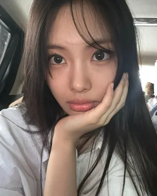 무조건 성공하는 앞머리 공식🙍🏻♀️
자연스럽게 한 올만 살짝 내린 @위스피 뱅🖤 이미지