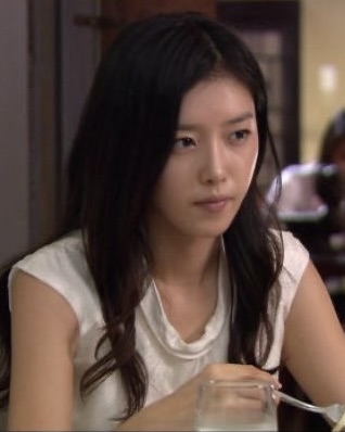 내 새해 추구미❓ 한유주 유희진❗️
‘구 여친미’라고 하면, 헤어진 뒤 후회하게 만드는 아름다움을 이야기하죠. 우리나라에는 ‘구 여친미’의 양대 산맥이 있습니다. 바로 ‘커피프린스 1호점’의 한유주와 ‘내 이름은 김삼순’의 유희진 캐릭터인데요.
최근 채정안의 유튜브에 공유가 출연해 극 중 캐릭터 한유주와 최한결에 대해 이야기한 적도 있죠. ‘내 이름은 김삼순’은 2024년 버전으로 리메이크되기도 했고요. 이렇듯 오랜 시간이 지나도 사랑받는 캐릭터들의 매력은 무엇일까요? 바로 그들의 패션과 비주얼이 아닐까요?
그들의 청순하고 맑은 이미지는 지금도 따라 하고 싶게 만드는데요. 새해 추구미는 이런 청순함을 가진 한유주, 유희진은 어떨까요? ‘구 여친미’의 양대 산맥, 두 캐릭터의 비주얼을 함께 감상해봅시다! 이미지3