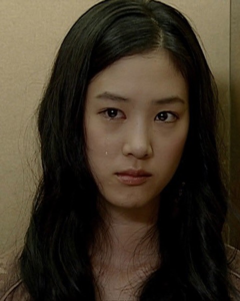 내 새해 추구미❓ 한유주 유희진❗️
‘구 여친미’라고 하면, 헤어진 뒤 후회하게 만드는 아름다움을 이야기하죠. 우리나라에는 ‘구 여친미’의 양대 산맥이 있습니다. 바로 ‘커피프린스 1호점’의 한유주와 ‘내 이름은 김삼순’의 유희진 캐릭터인데요.
최근 채정안의 유튜브에 공유가 출연해 극 중 캐릭터 한유주와 최한결에 대해 이야기한 적도 있죠. ‘내 이름은 김삼순’은 2024년 버전으로 리메이크되기도 했고요. 이렇듯 오랜 시간이 지나도 사랑받는 캐릭터들의 매력은 무엇일까요? 바로 그들의 패션과 비주얼이 아닐까요?
그들의 청순하고 맑은 이미지는 지금도 따라 하고 싶게 만드는데요. 새해 추구미는 이런 청순함을 가진 한유주, 유희진은 어떨까요? ‘구 여친미’의 양대 산맥, 두 캐릭터의 비주얼을 함께 감상해봅시다! 이미지7