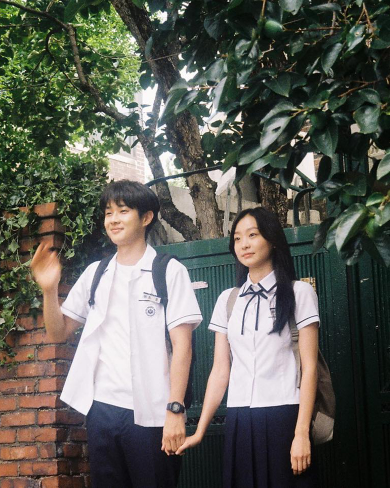 같은 그림체가 주는 편안함👩‍❤️‍👨
비슷한 얼굴상이 주는 안정감으로 많은 팬들의 사랑을 받은 작품 속 대표 커플 5❤️

1. 변우석x김혜윤

2. 박보검x수지

3. 최우식x김다미

4. 정해인x김고은

5. 송중기x박보영 이미지5