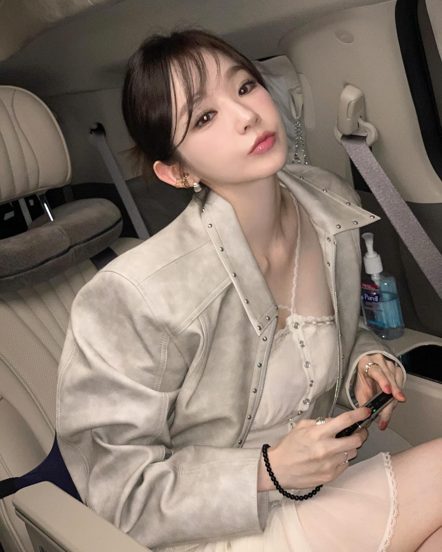 무조건 성공하는 앞머리 공식🙍🏻‍♀️
자연스럽게 한 올만 살짝 내린 @위스피 뱅🖤 이미지