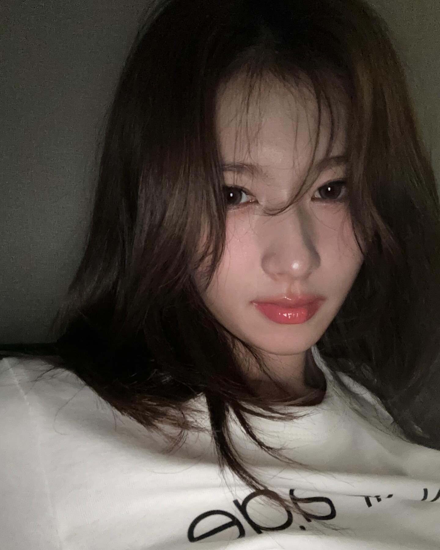 무조건 성공하는 앞머리 공식🙍🏻‍♀️
자연스럽게 한 올만 살짝 내린 @위스피 뱅🖤 이미지