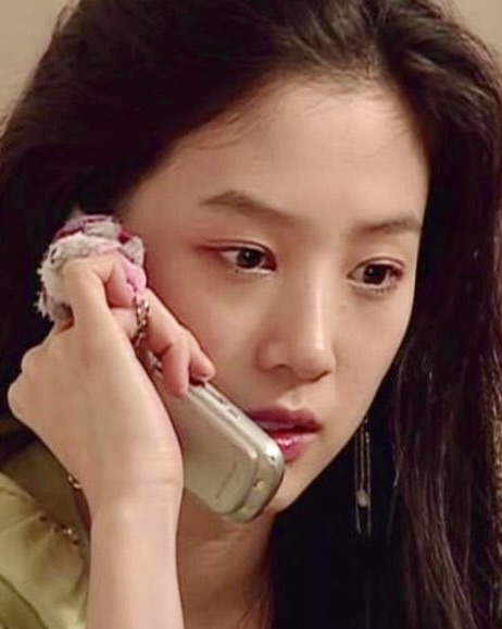 내 새해 추구미❓ 한유주 유희진❗️
‘구 여친미’라고 하면, 헤어진 뒤 후회하게 만드는 아름다움을 이야기하죠. 우리나라에는 ‘구 여친미’의 양대 산맥이 있습니다. 바로 ‘커피프린스 1호점’의 한유주와 ‘내 이름은 김삼순’의 유희진 캐릭터인데요.
최근 채정안의 유튜브에 공유가 출연해 극 중 캐릭터 한유주와 최한결에 대해 이야기한 적도 있죠. ‘내 이름은 김삼순’은 2024년 버전으로 리메이크되기도 했고요. 이렇듯 오랜 시간이 지나도 사랑받는 캐릭터들의 매력은 무엇일까요? 바로 그들의 패션과 비주얼이 아닐까요?
그들의 청순하고 맑은 이미지는 지금도 따라 하고 싶게 만드는데요. 새해 추구미는 이런 청순함을 가진 한유주, 유희진은 어떨까요? ‘구 여친미’의 양대 산맥, 두 캐릭터의 비주얼을 함께 감상해봅시다! 이미지5