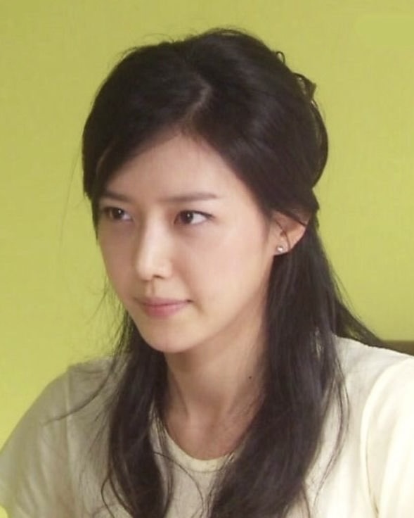 내 새해 추구미❓ 한유주 유희진❗️
‘구 여친미’라고 하면, 헤어진 뒤 후회하게 만드는 아름다움을 이야기하죠. 우리나라에는 ‘구 여친미’의 양대 산맥이 있습니다. 바로 ‘커피프린스 1호점’의 한유주와 ‘내 이름은 김삼순’의 유희진 캐릭터인데요.
최근 채정안의 유튜브에 공유가 출연해 극 중 캐릭터 한유주와 최한결에 대해 이야기한 적도 있죠. ‘내 이름은 김삼순’은 2024년 버전으로 리메이크되기도 했고요. 이렇듯 오랜 시간이 지나도 사랑받는 캐릭터들의 매력은 무엇일까요? 바로 그들의 패션과 비주얼이 아닐까요?
그들의 청순하고 맑은 이미지는 지금도 따라 하고 싶게 만드는데요. 새해 추구미는 이런 청순함을 가진 한유주, 유희진은 어떨까요? ‘구 여친미’의 양대 산맥, 두 캐릭터의 비주얼을 함께 감상해봅시다! 이미지4